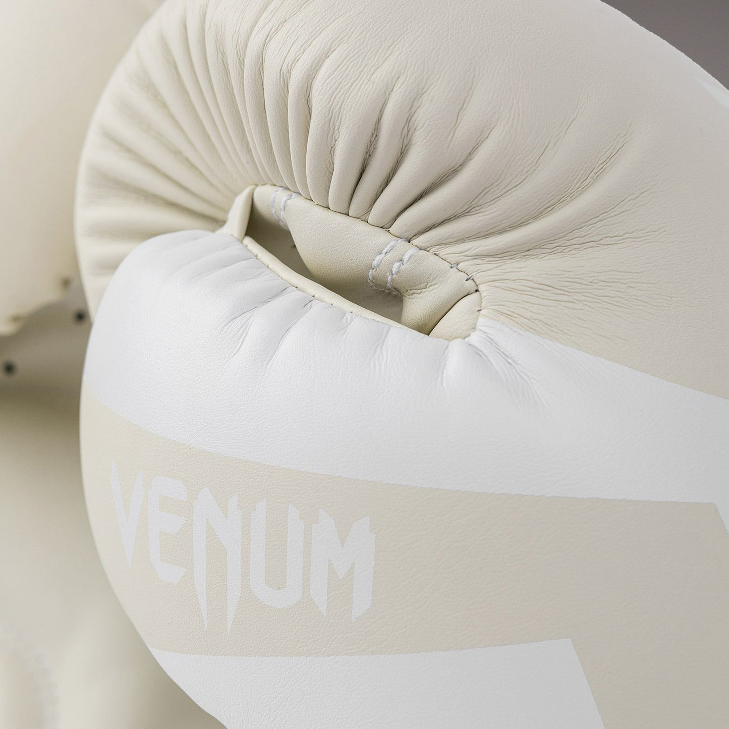 Venum Elite 복싱 글러브 – 화이트/아이보리