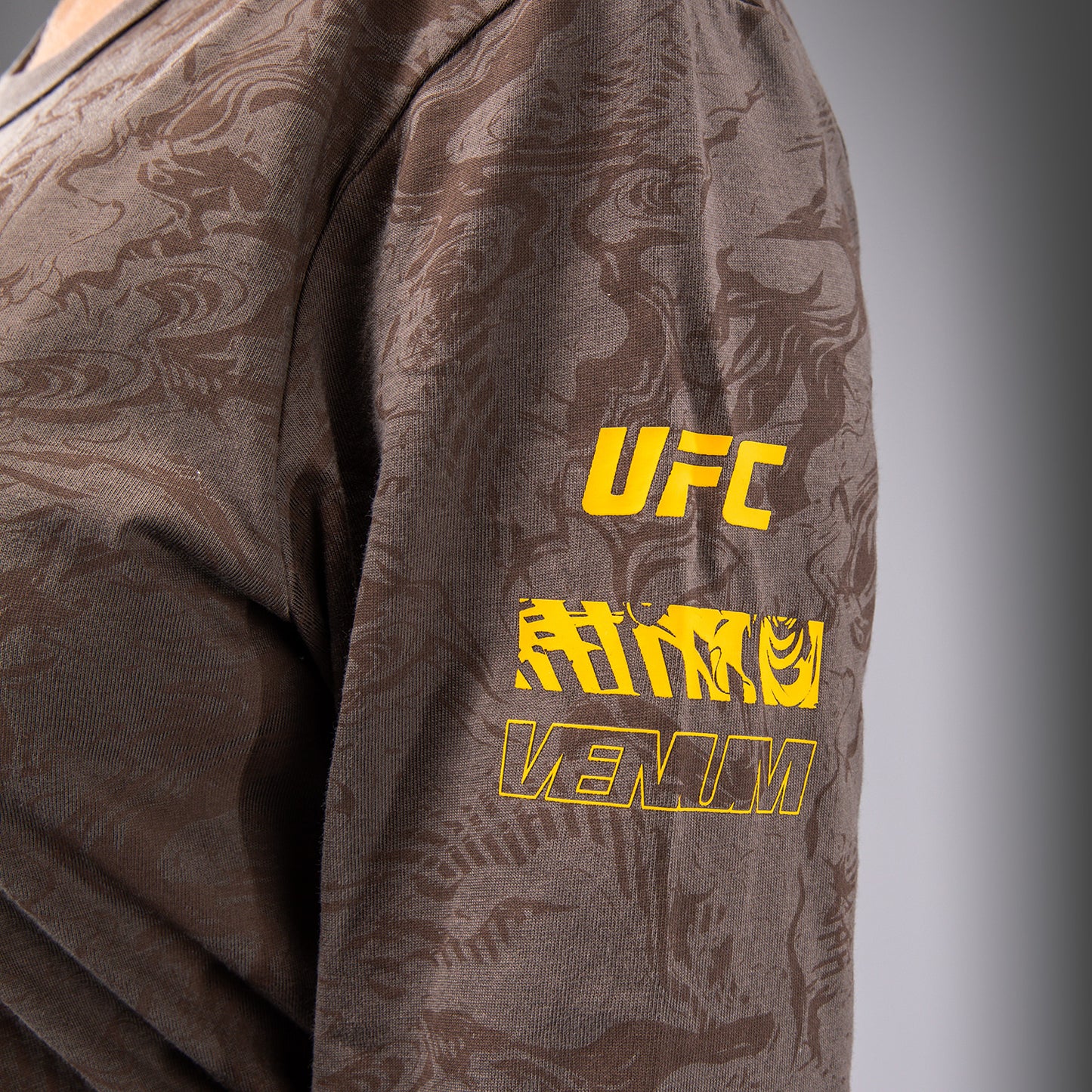 UFC Fusion by Venum Fight Week 여성용 긴팔 코튼 티셔츠 – 어스턴 브라운