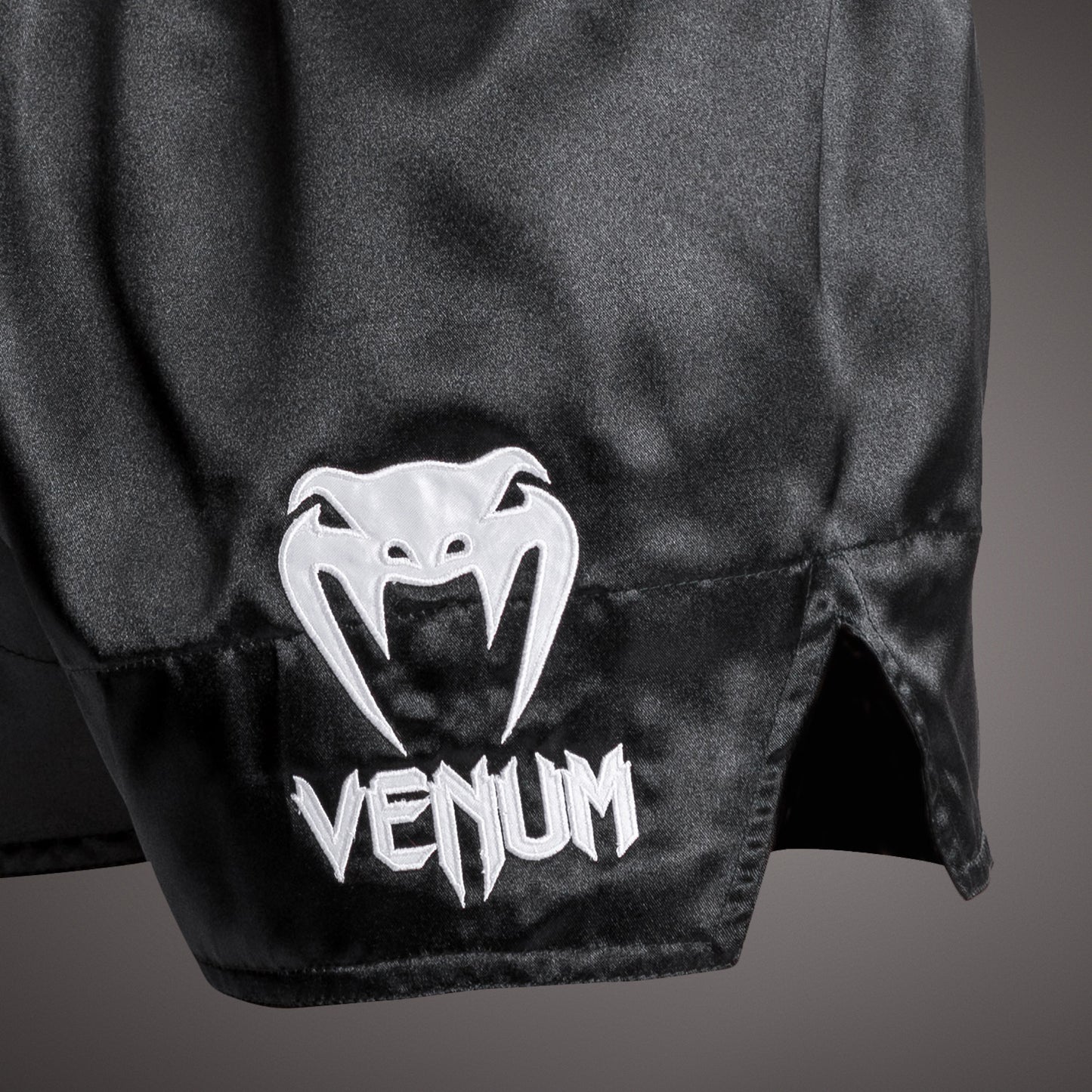 Venum Classic 무에타이 쇼츠 블랙/화이트/화이트