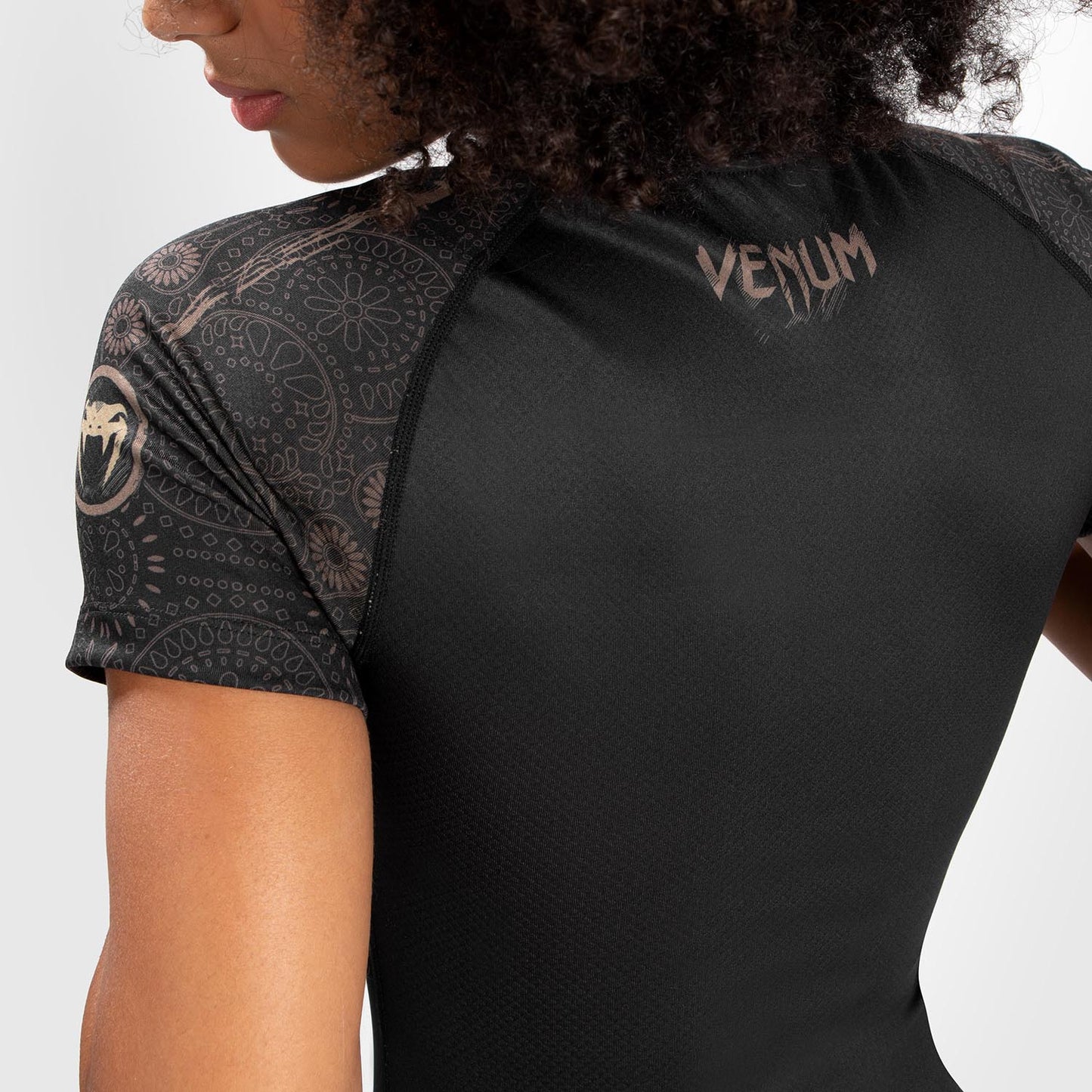 Venum Women Santa Muerte Dark Side 래쉬가드 반팔 – 블랙/브라운