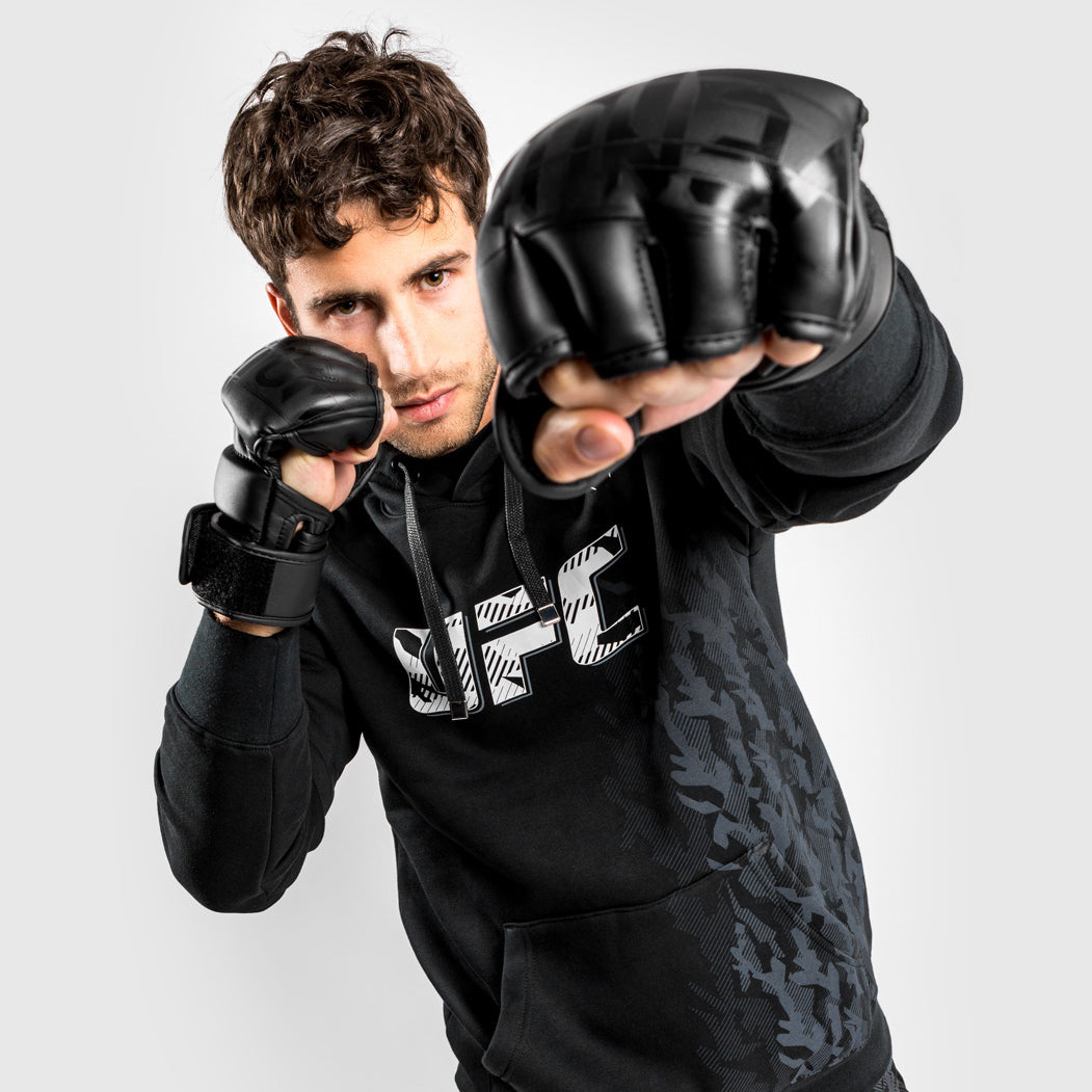 UFC Venum Authentic Fight Week 남성용 풀오버 후디 – 블랙
