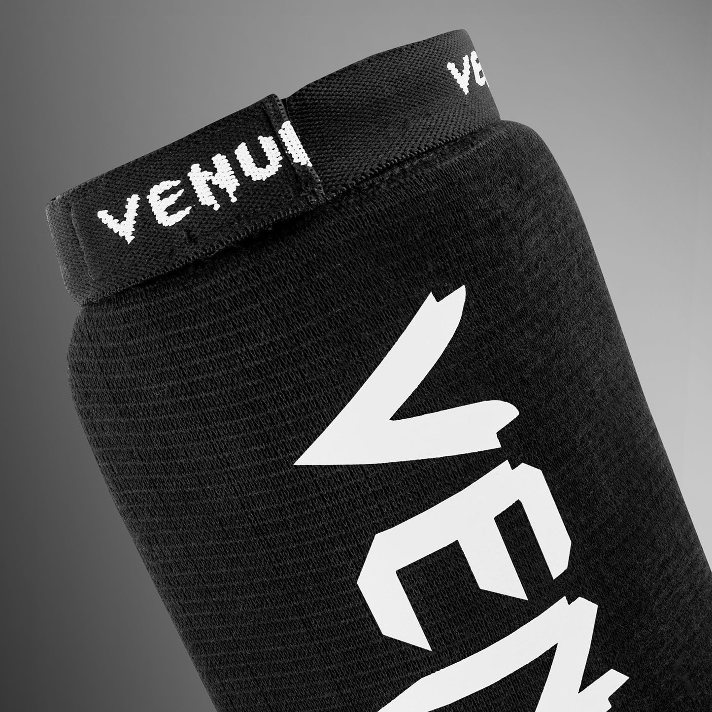 Venum Kontact 정강이 보호대 – 블랙/화이트