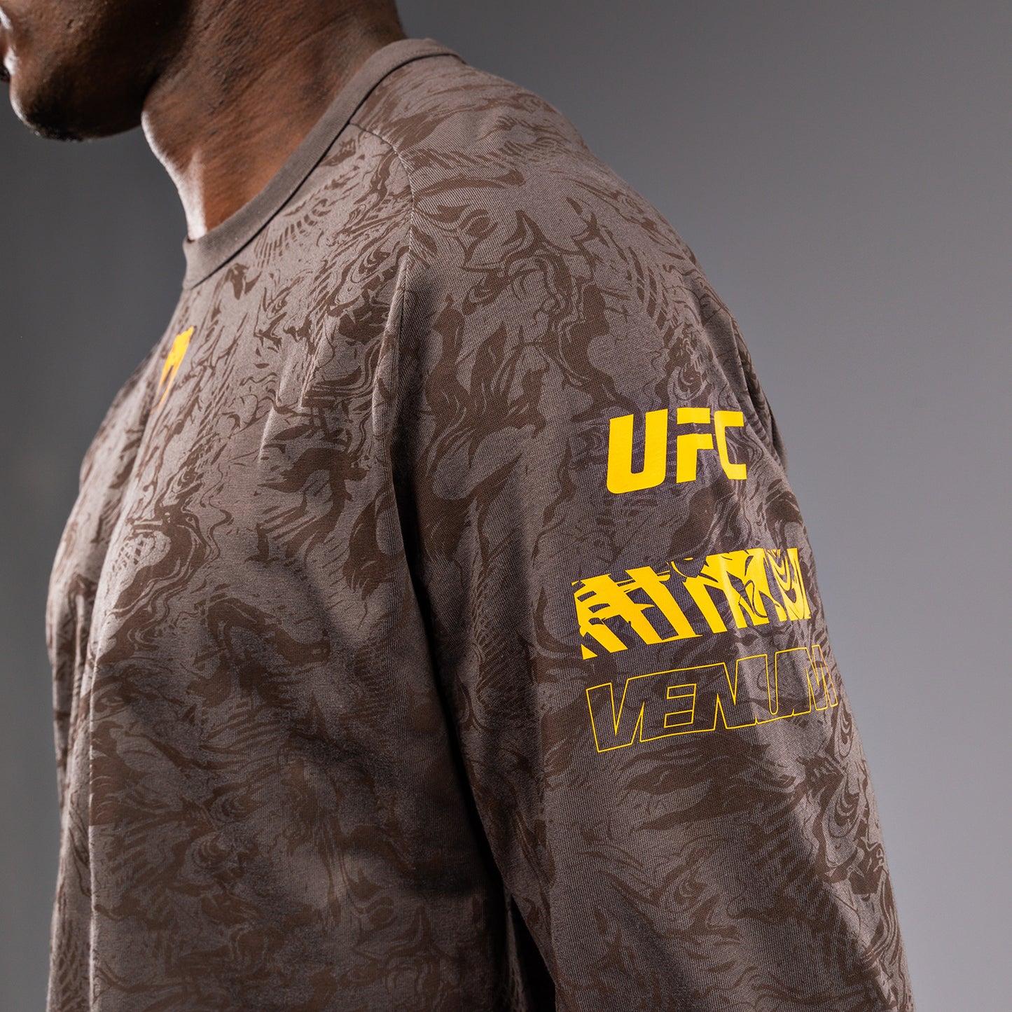 UFC Fusion by Venum Fight Week 남성용 긴팔 티셔츠 – 어선 브라운