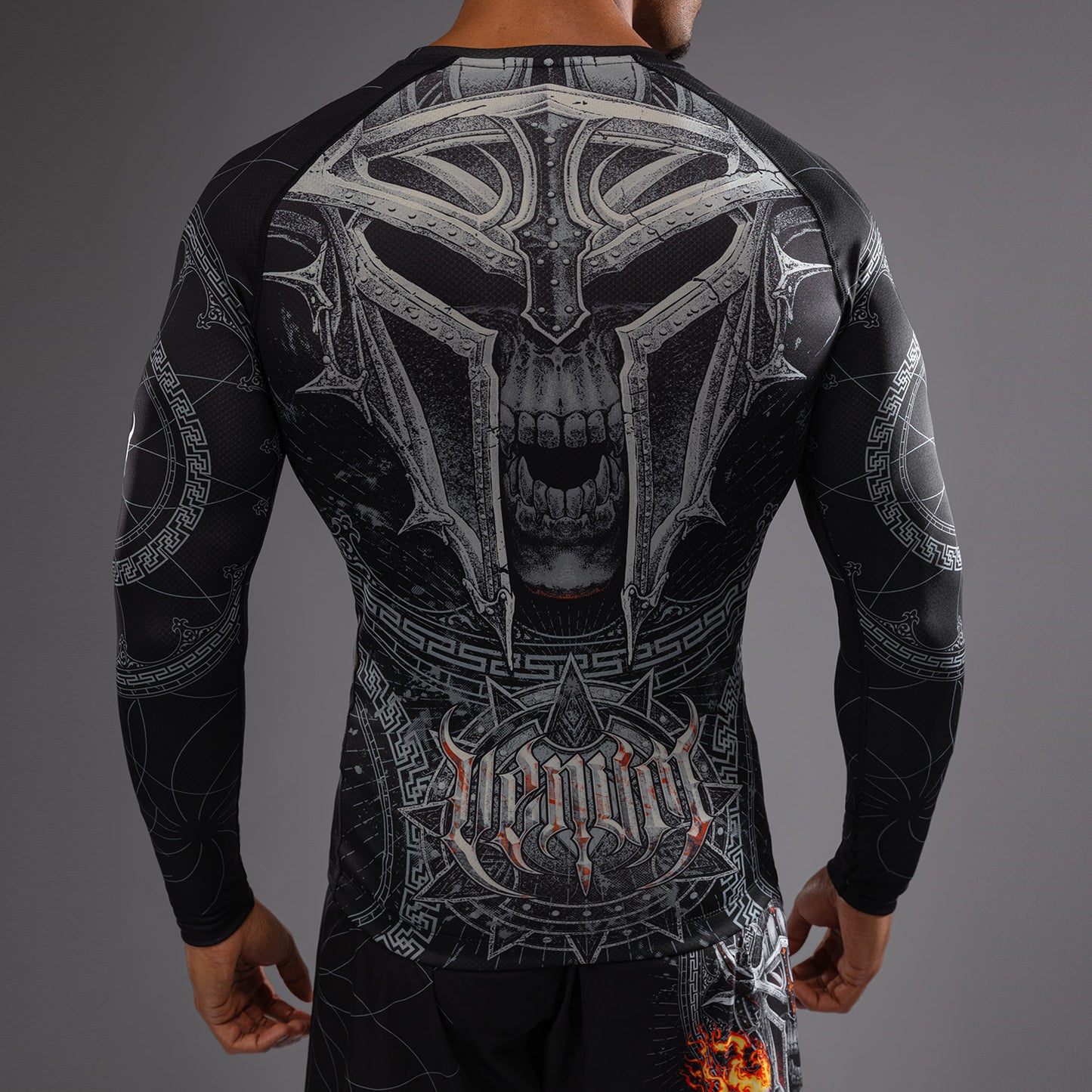 Venum Gladiator 5.0 남성용 긴팔 래쉬가드 – 블랙/실버