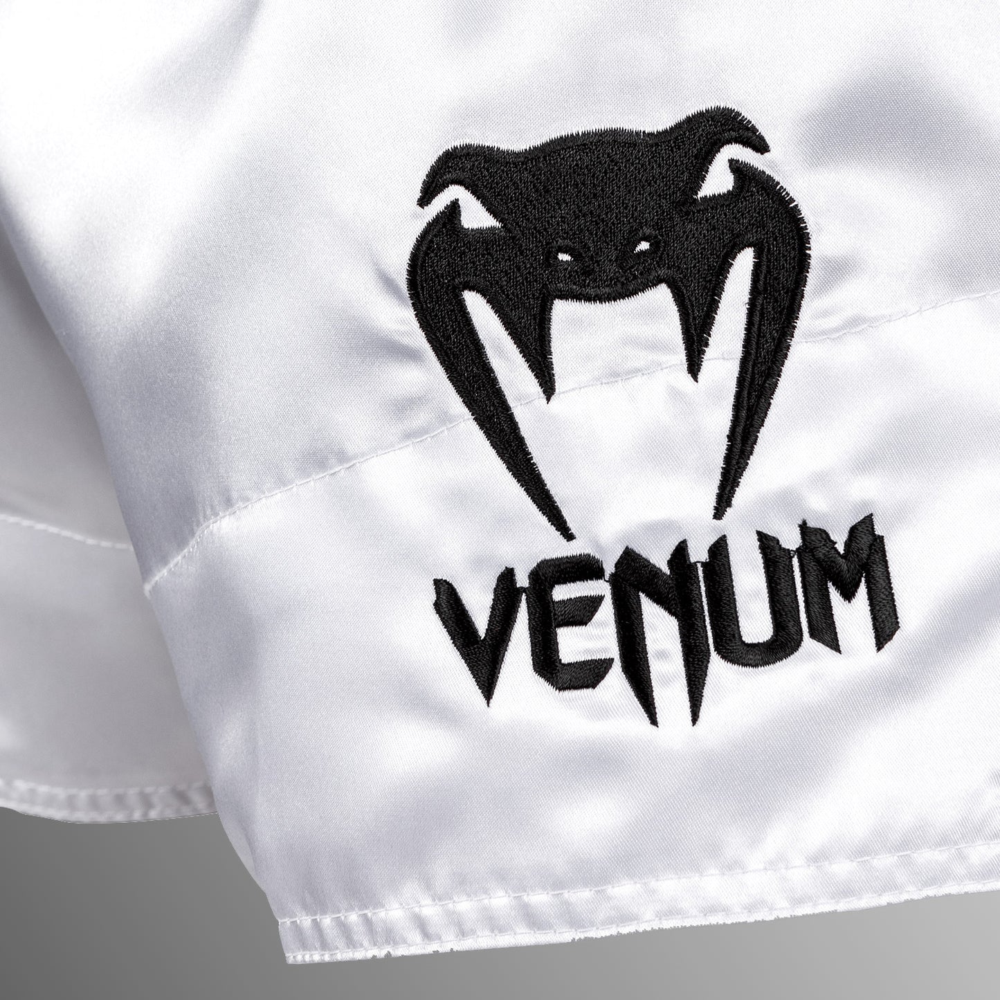Venum Classic 무에타이 쇼츠 – 화이트/블랙
