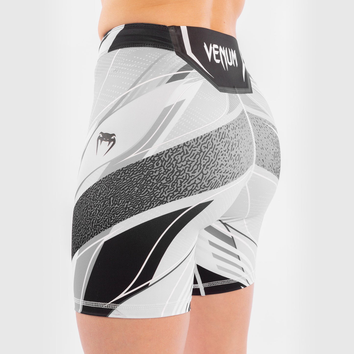 UFC Venum Authentic Fight Night 여성용 발리 투도 쇼츠 – 롱 핏 – 화이트