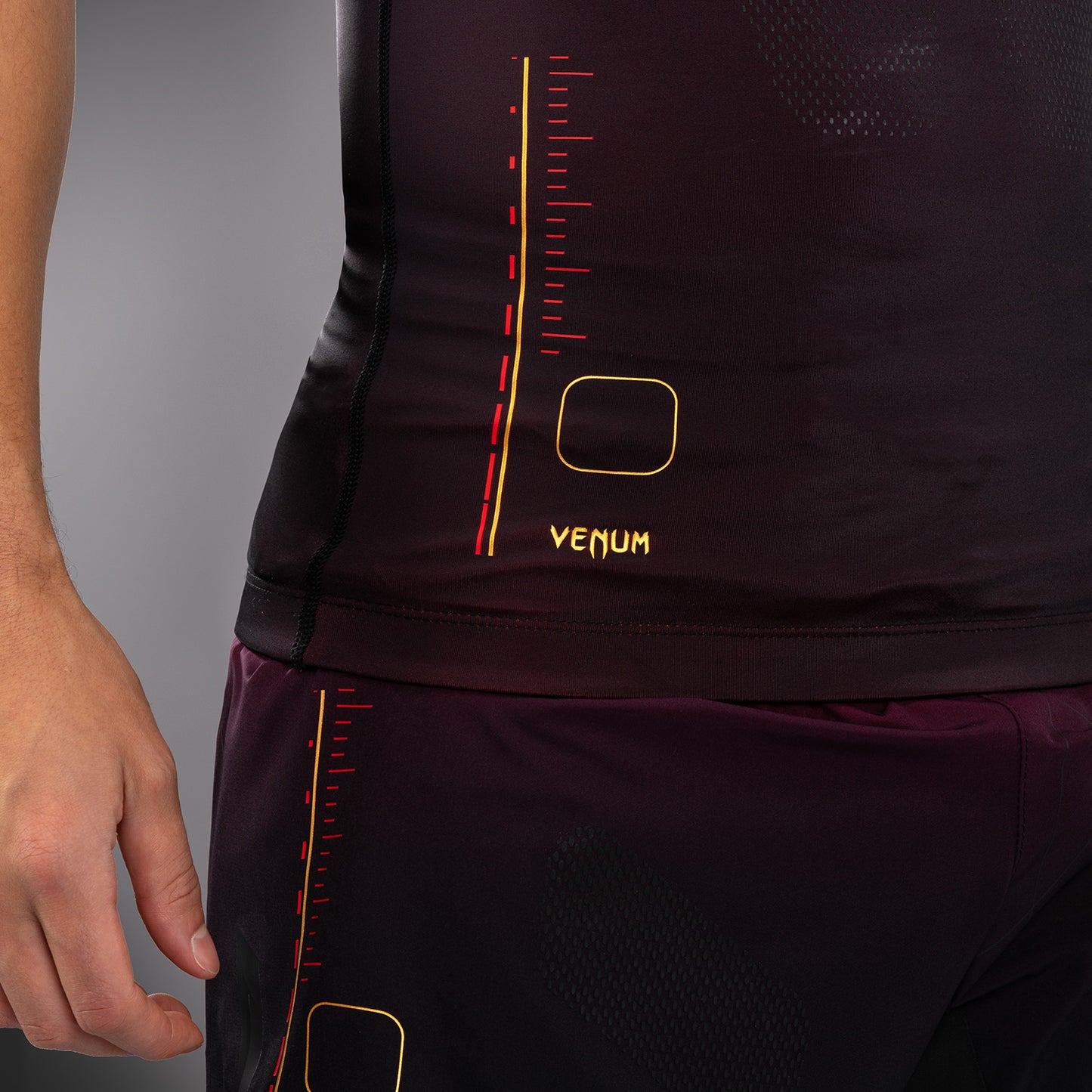Venum Tactical XT 민소매 래쉬가드 – 블랙/버건디/골드
