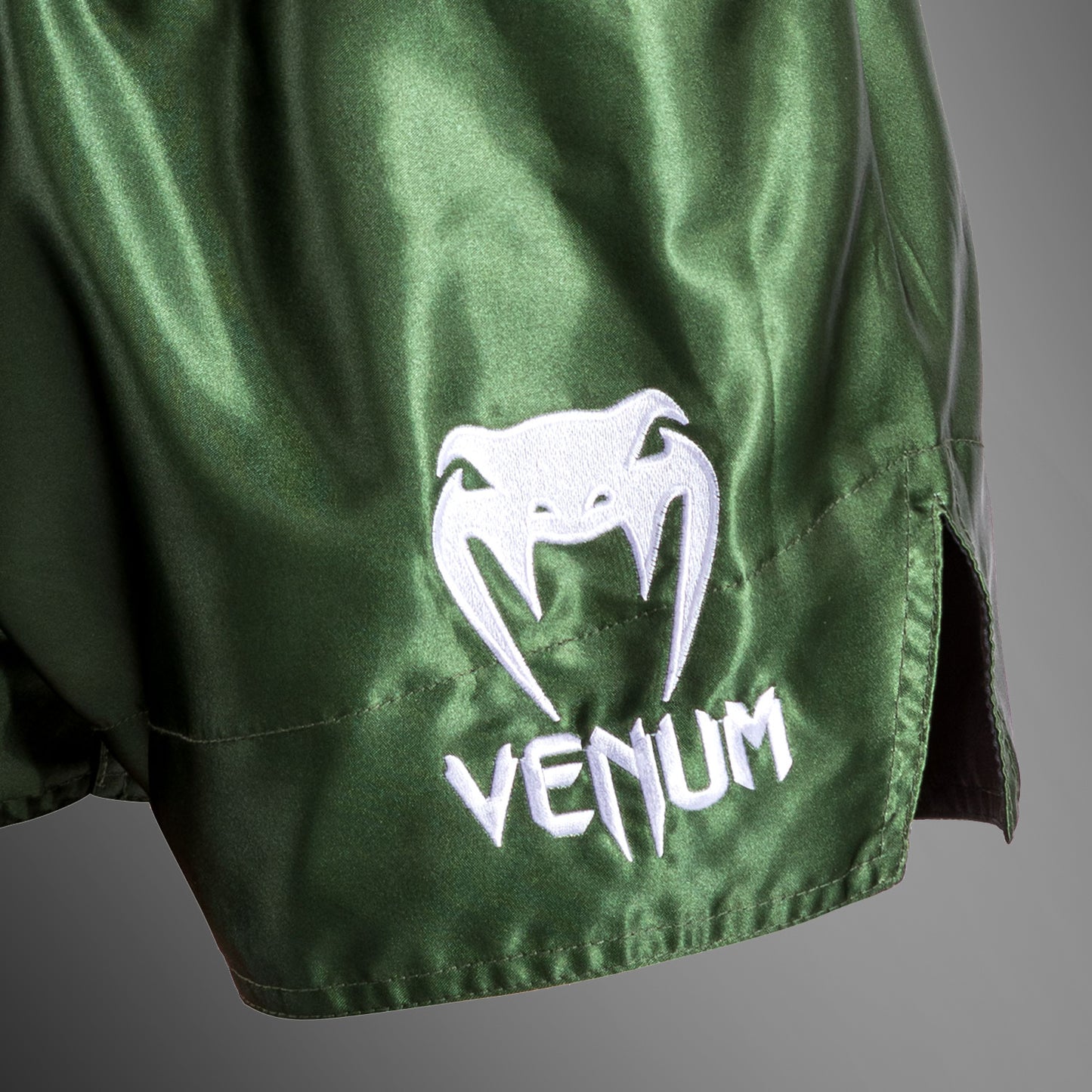 Venum Classic 무에타이 쇼츠 – 카키/화이트