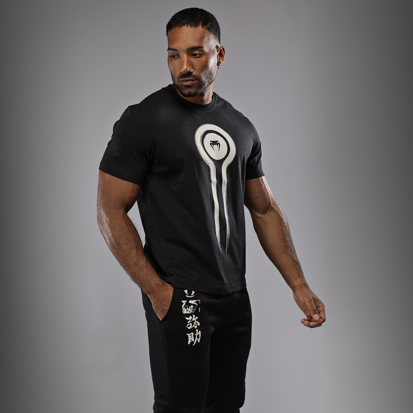 Venum x Assassin's Creed Shadows 티셔츠 – 블랙