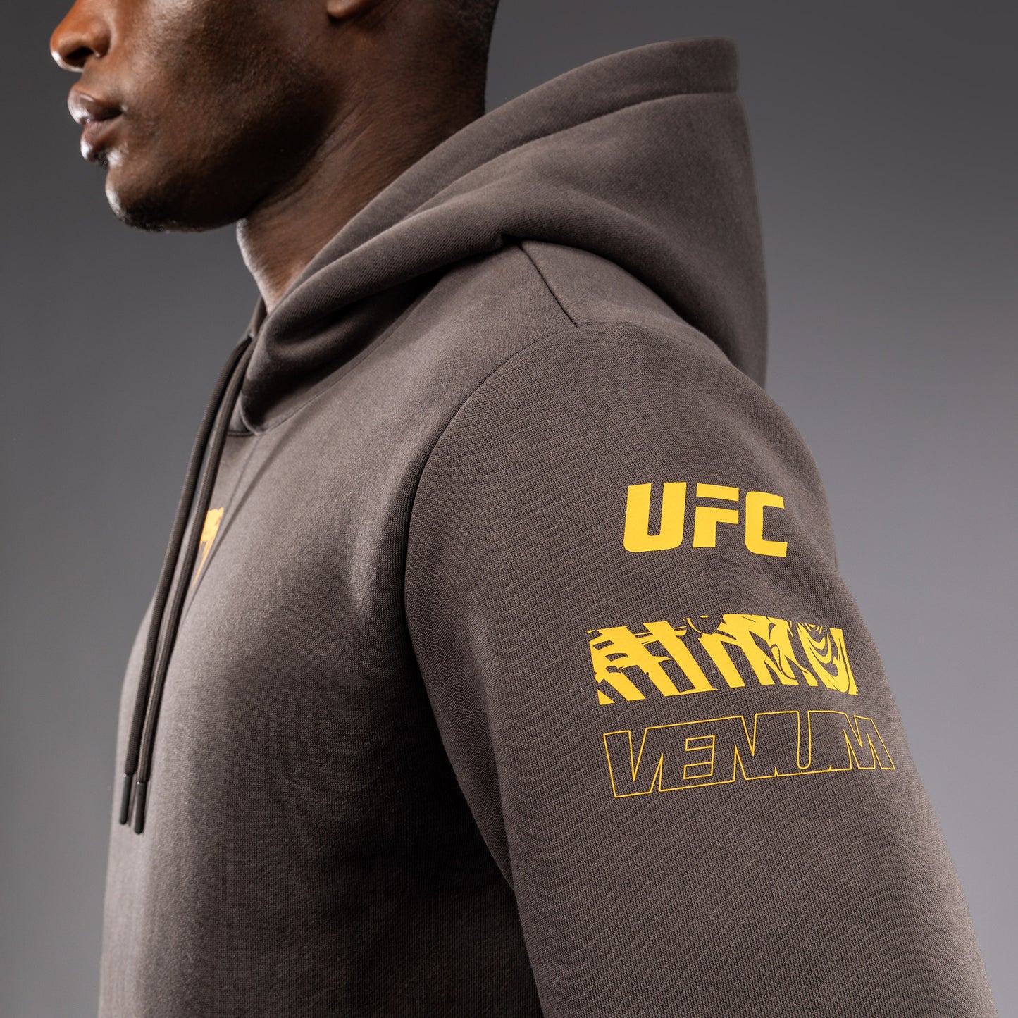 UFC Fusion by Venum Fight Week 남성용 풀오버 후디 – 솔리드 얼던 브라운