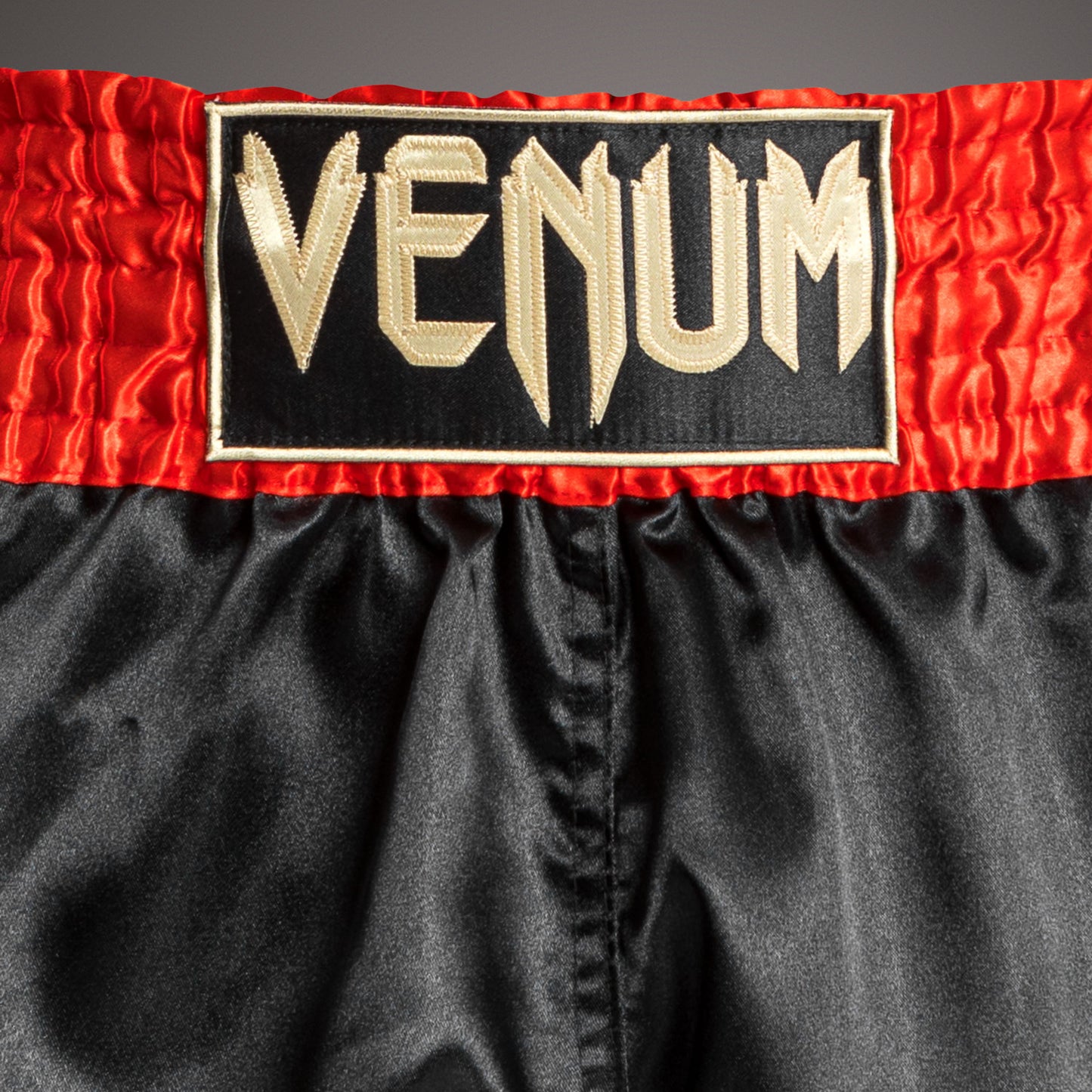 Venum Classic 무에타이 쇼츠 – 레드/블랙/골드