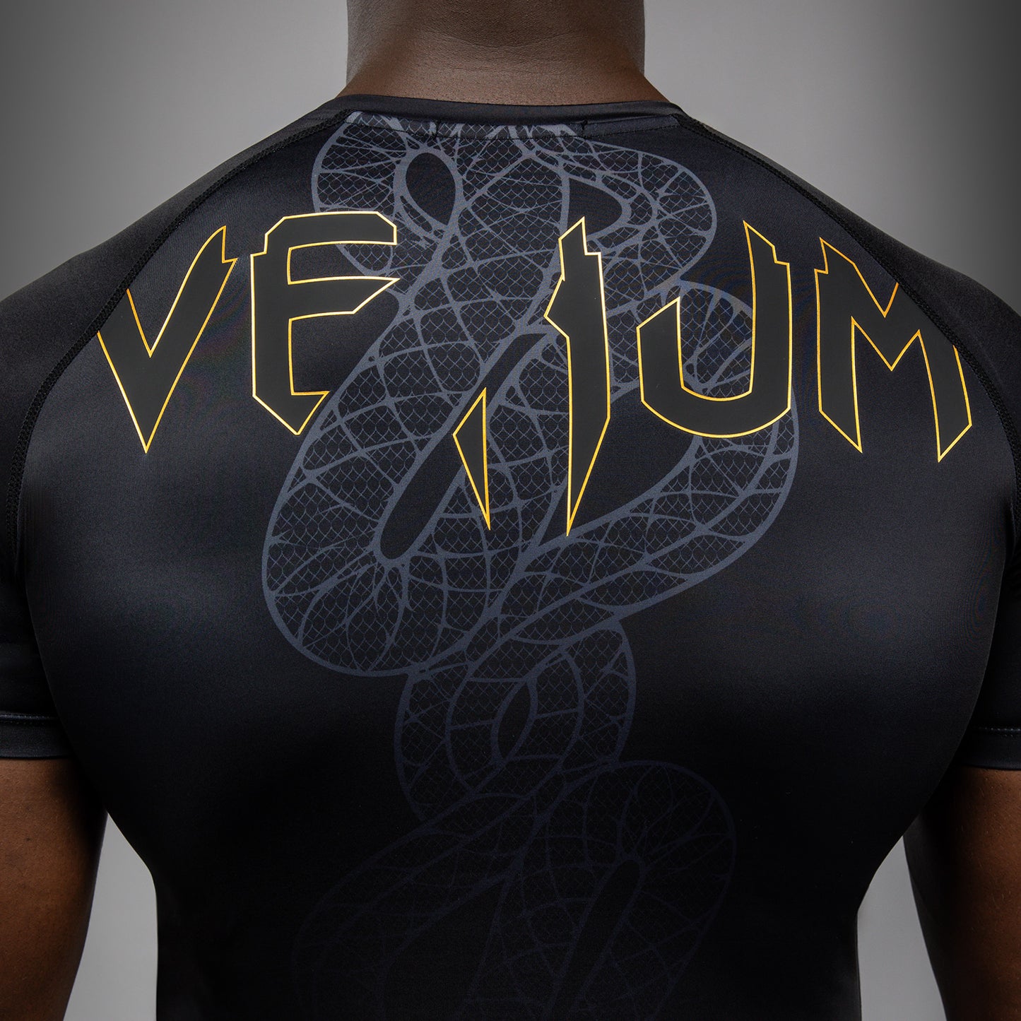 Venum Serpenti 반팔 래쉬가드 – 블랙/실버/골드