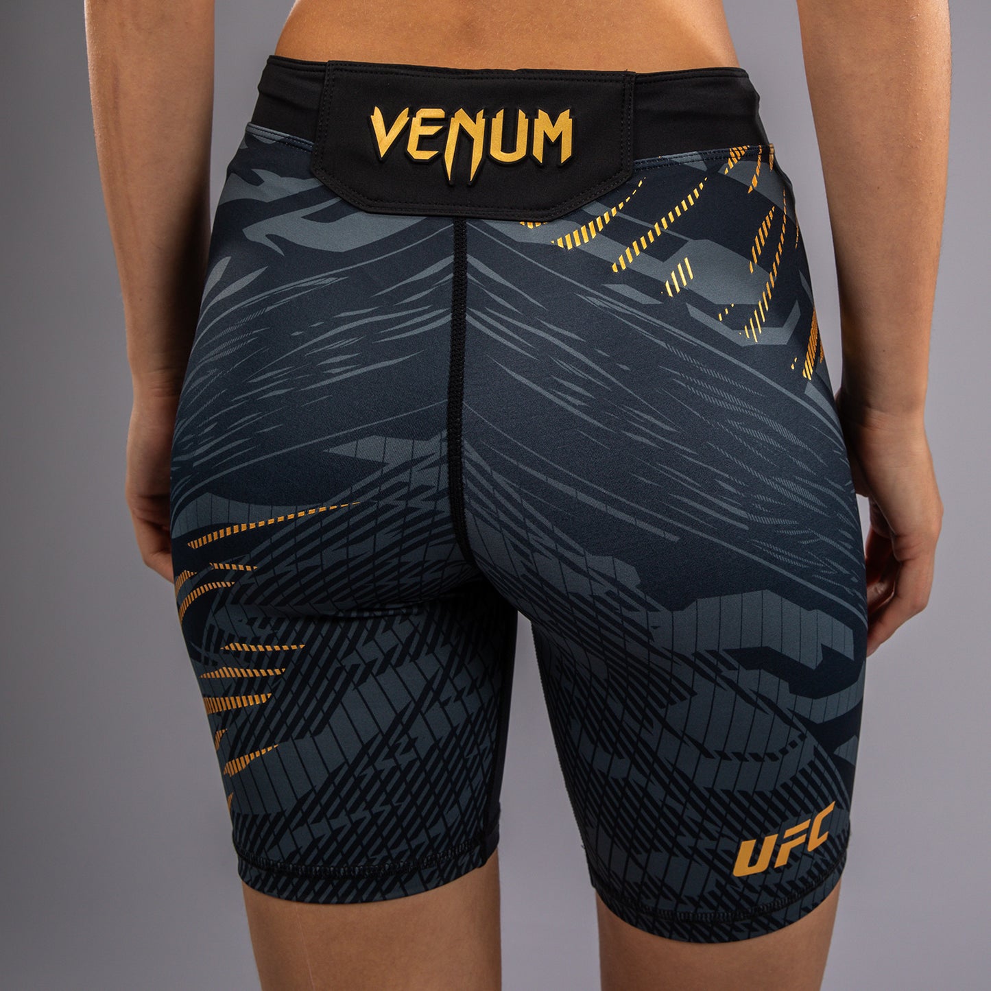 UFC Fusion by Venum 여성용 발리 투도 쇼츠 – 롱 핏 – 챔피언
