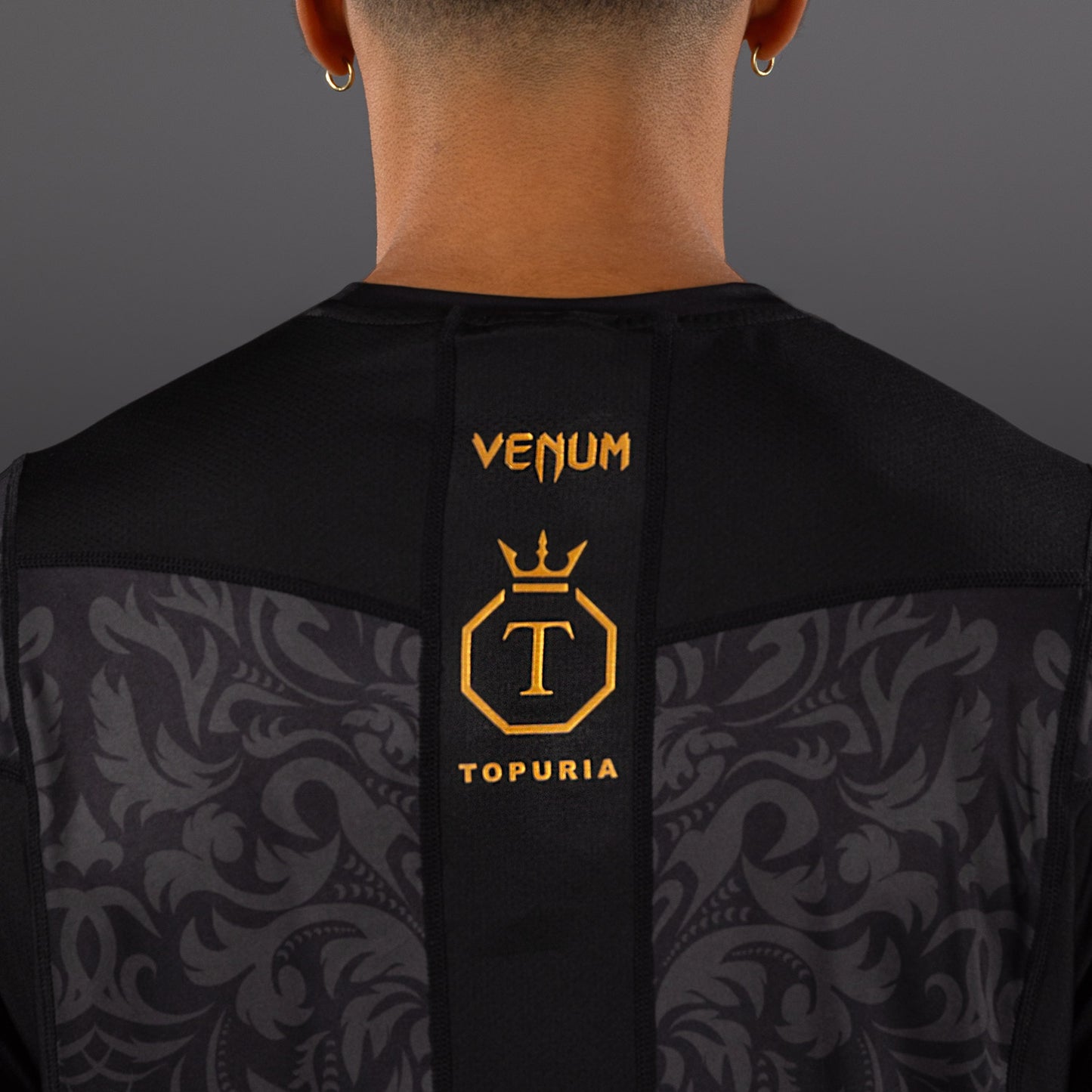 Venum x Topuria Unmatched Edition 드라이 테크 티셔츠 – 블랙/골드