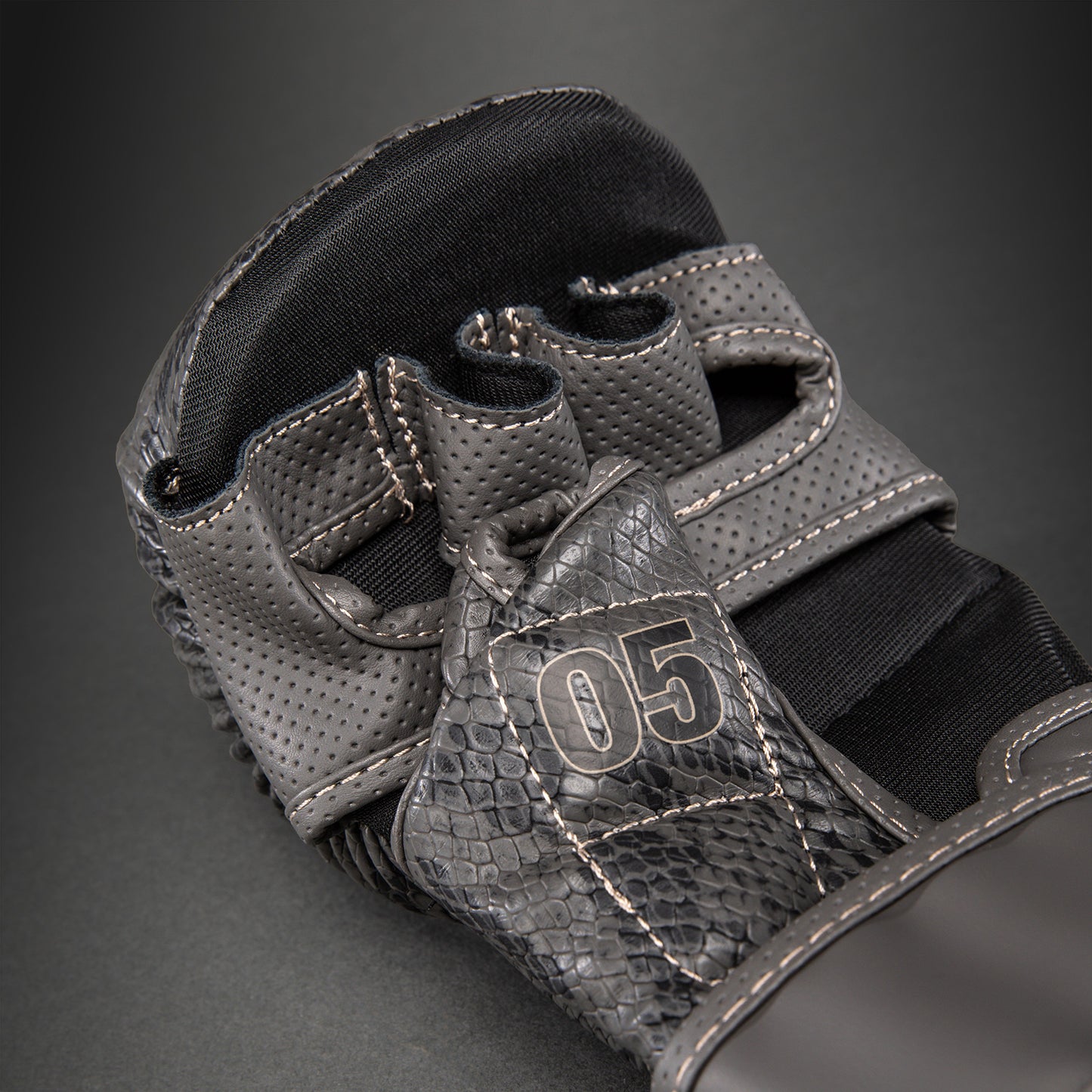 Venum Impact Evo Scales MMA 스파링 글러브 – 다크 그레이