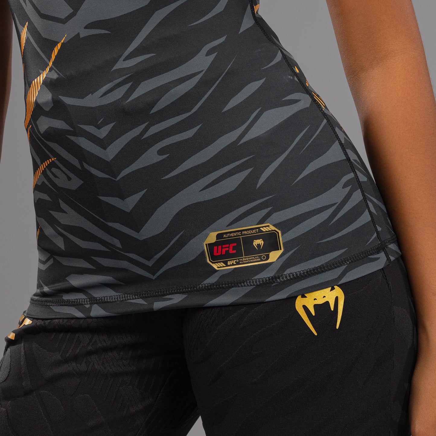 UFC Fusion by Venum Authentic Fight Night 여성용 퍼포먼스 반팔 래쉬가드 – 챔피언