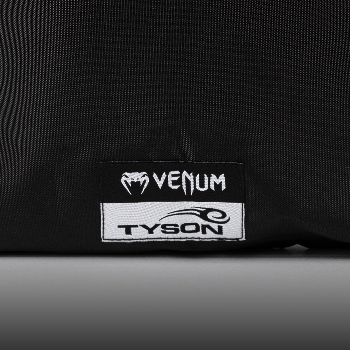 Venum Mike Tyson: Replica 복싱 글러브 – 딥 블랙/옵티컬 화이트