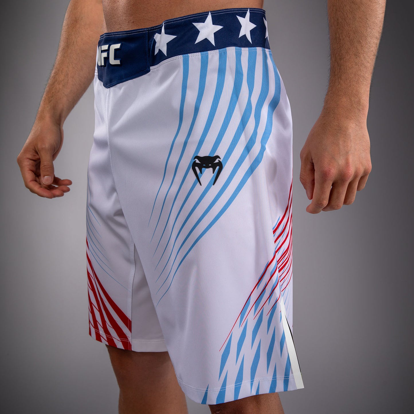 Official UFC Freedom 250 by Venum 남성용 Authentic Fight Night 파이트 쇼츠 롱 핏 - 화이트