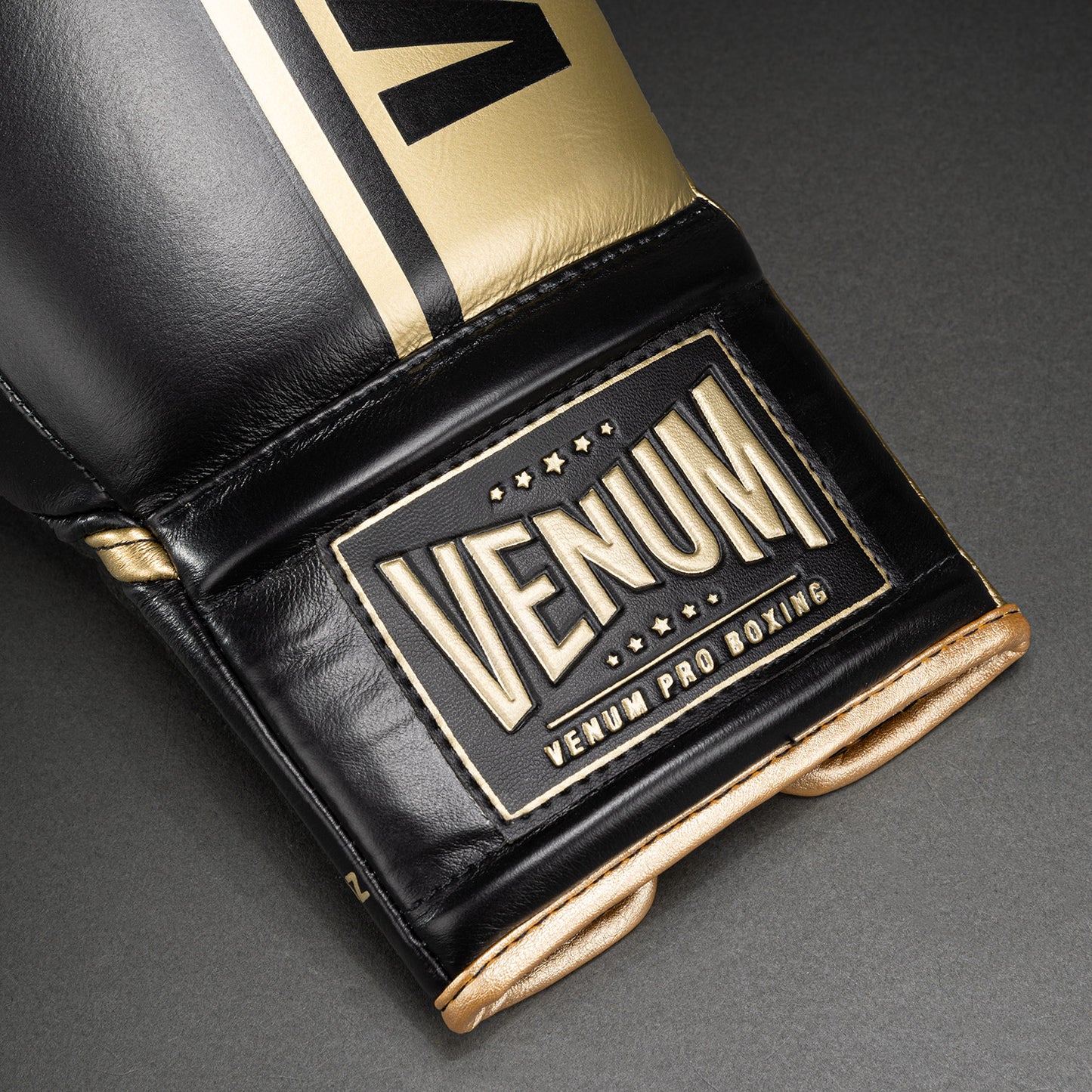 Venum Shield Pro 복싱 글러브 레이스 포함 – 블랙/골드