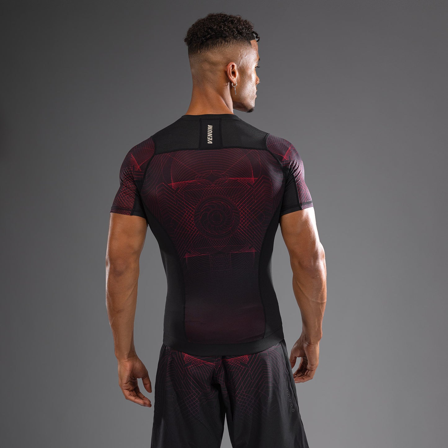 Venum G-Fit Air 남성용 반팔 래쉬가드 – 딥 블랙/파이어 레드