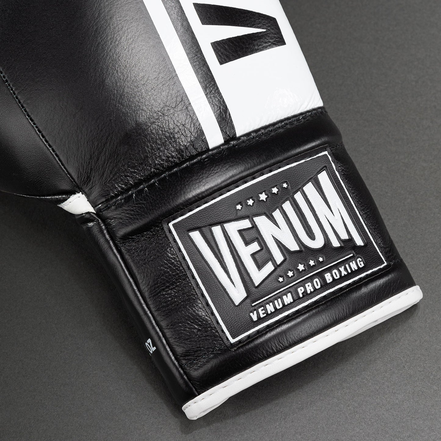 Venum Shield Pro 복싱 글러브 레이스 포함 – 블랙/화이트