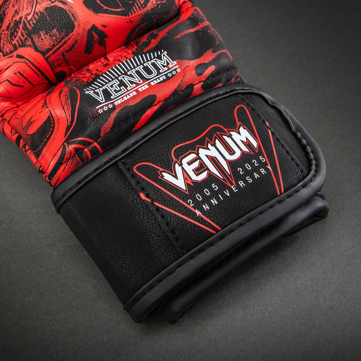 Venum 20th Anniversary 스파링 글러브 – 블랙/레드