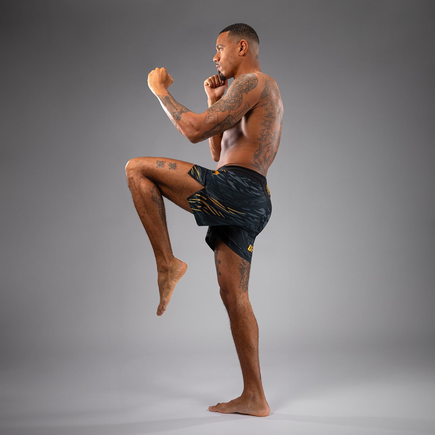 UFC Fusion by Venum Authentic Fight Night 남성용 파이트 쇼츠 – 숏 핏 – 챔피언