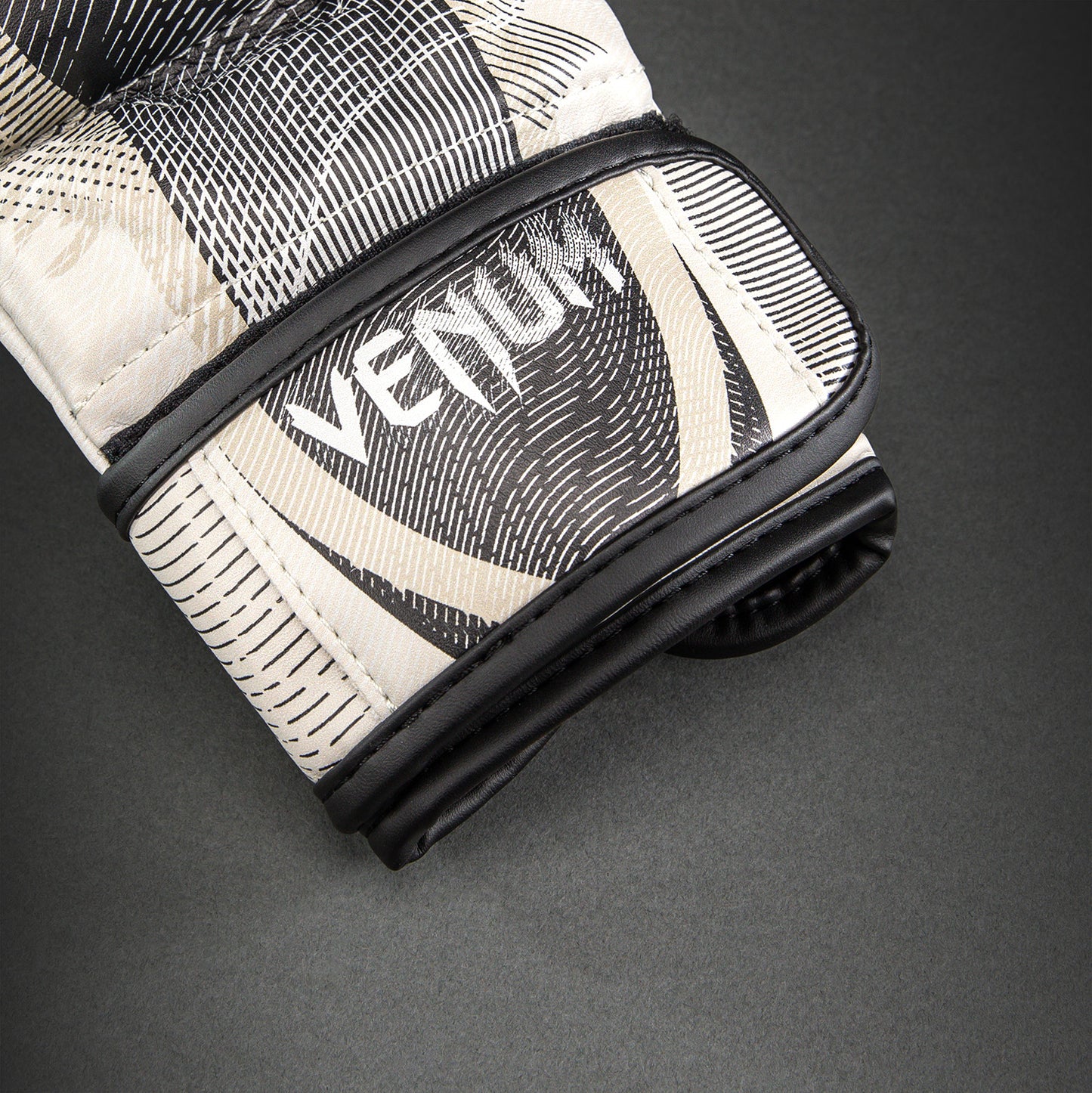 Venum Galactic 3.0 스파링 글러브 - 오프화이트/블랙