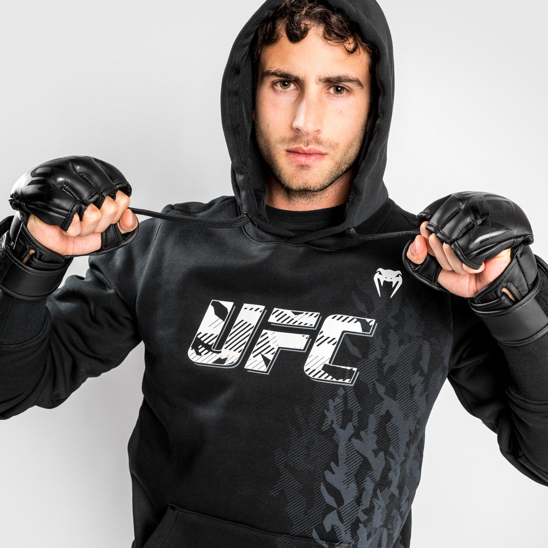 UFC Venum Authentic Fight Week 남성용 풀오버 후디 – 블랙