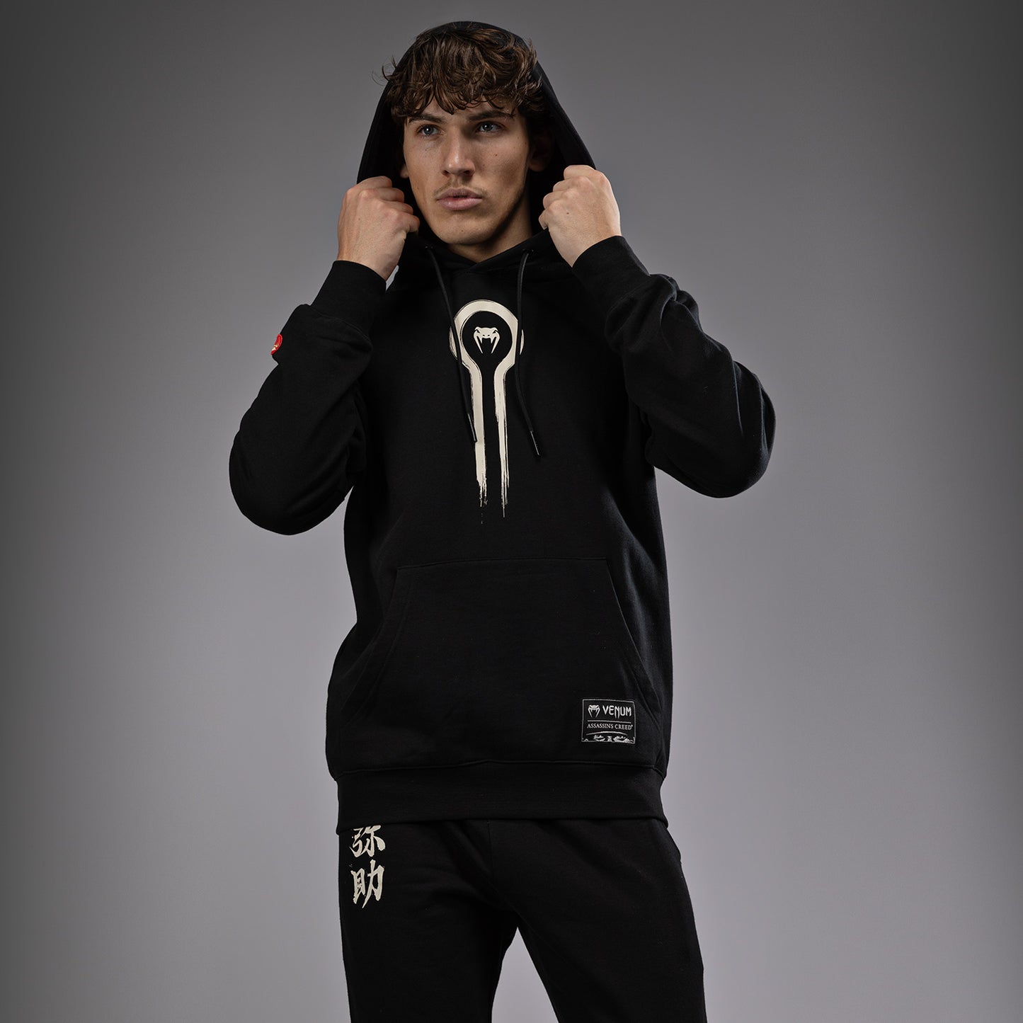 Venum x Assassin's Creed Shadows 후디 – 블랙