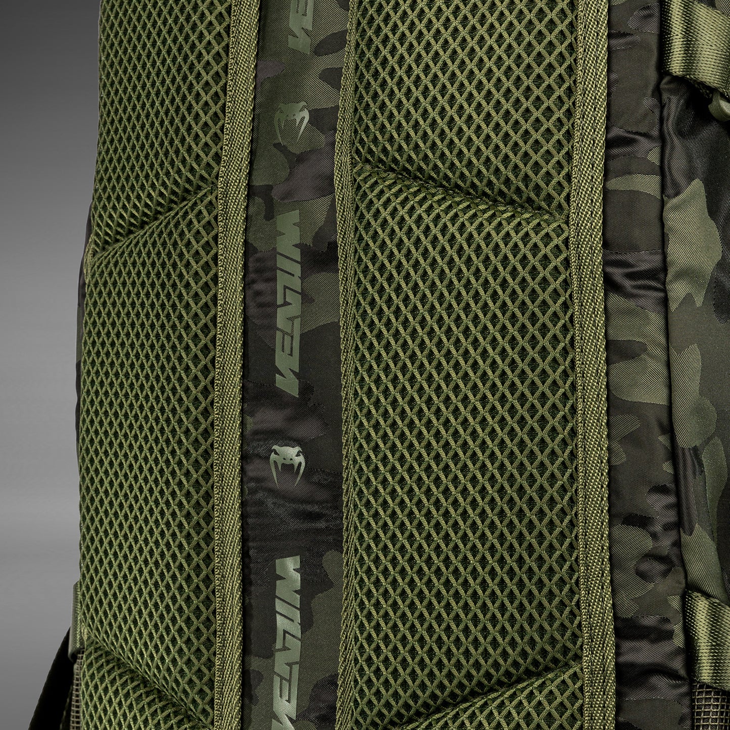 Venum Challenger Pro 백팩 (20-25L) – 카키/카모