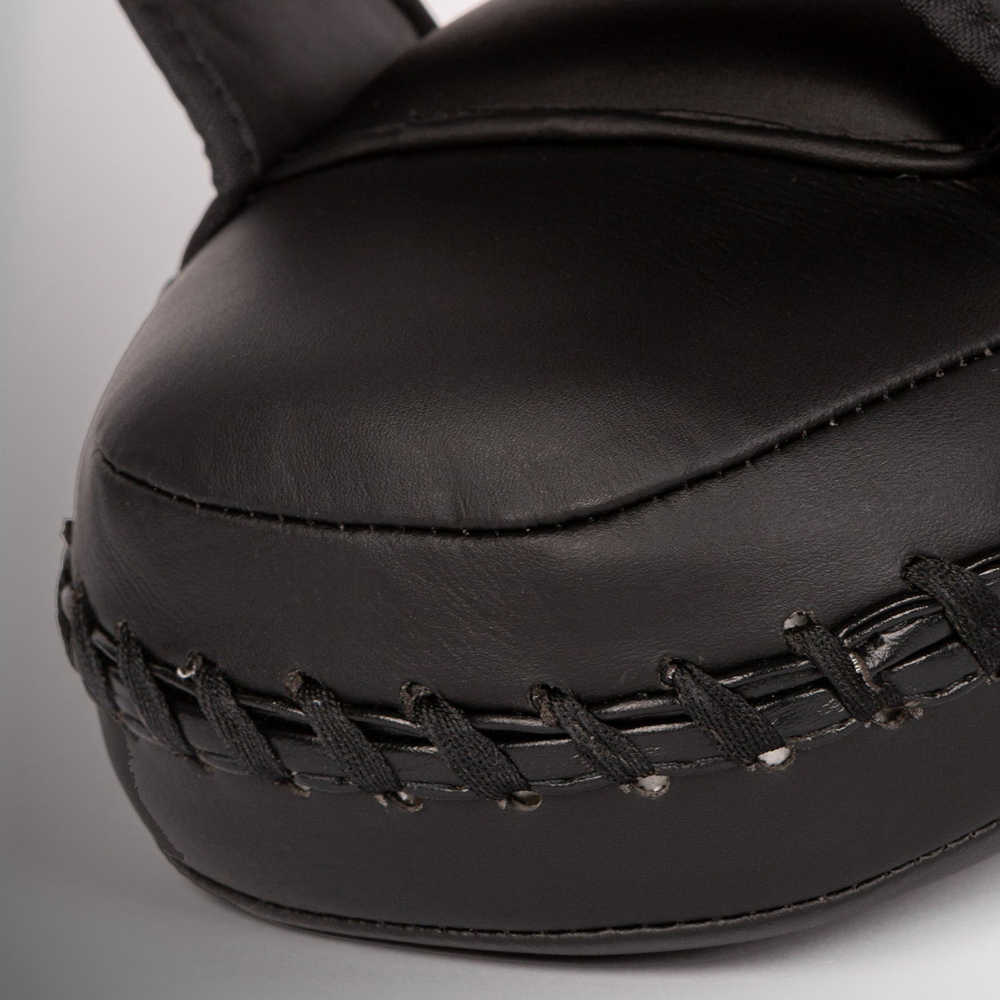 Venum Kick Boxing Gear 2.0 마이크로 파이버 스몰 포즈 – 블랙/화이트