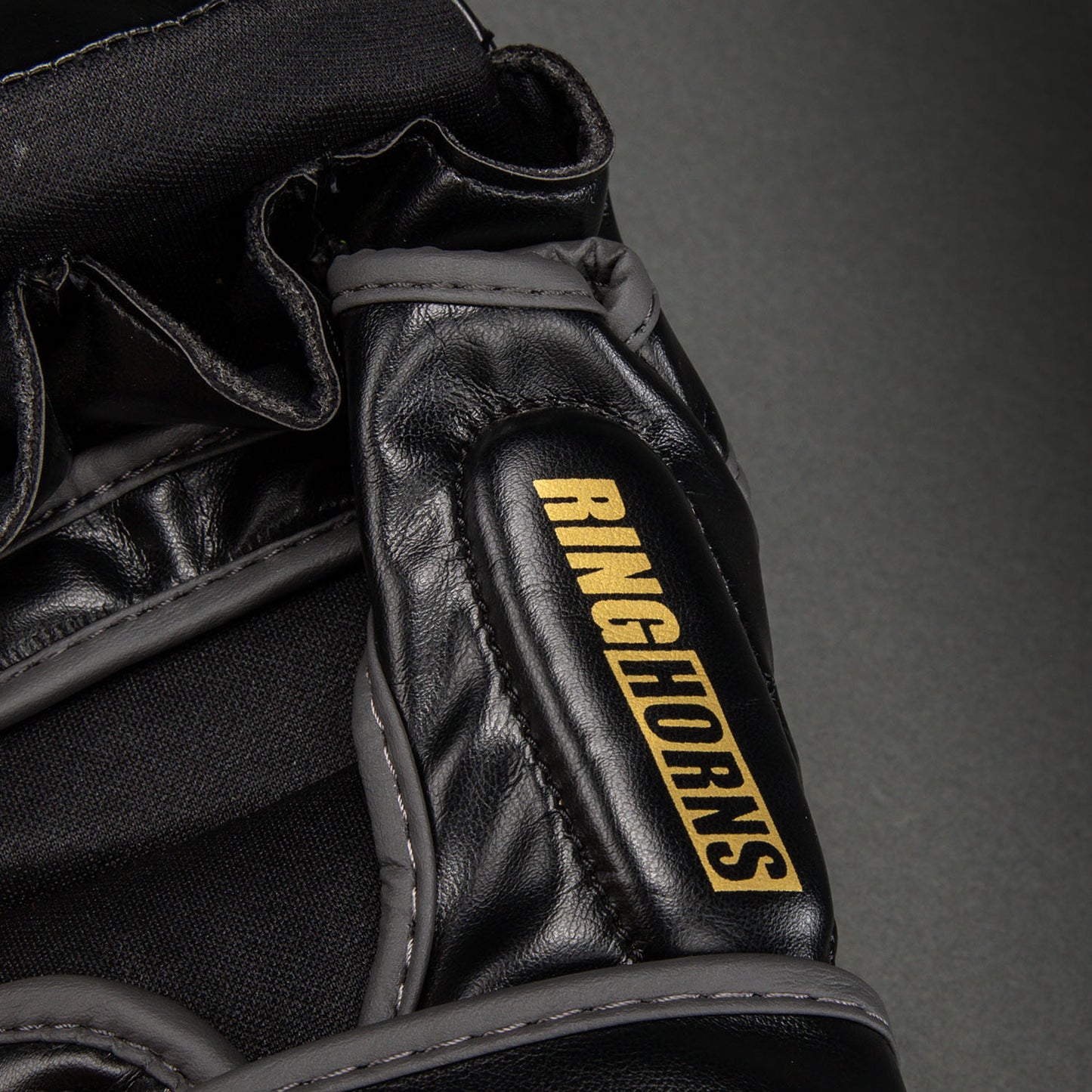 Ringhorns Charger by Venum MMA 스파링 글러브 – 블랙/골드