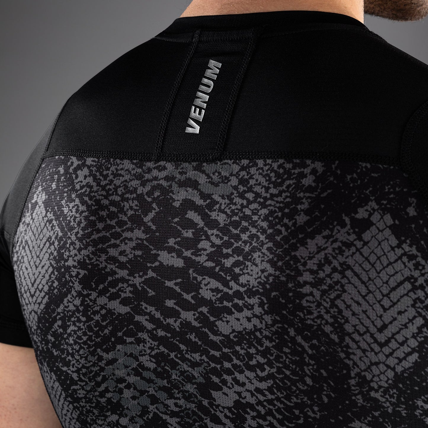 Venum G-Fit Scales 반팔 래쉬가드 – 블랙/차콜 그레이