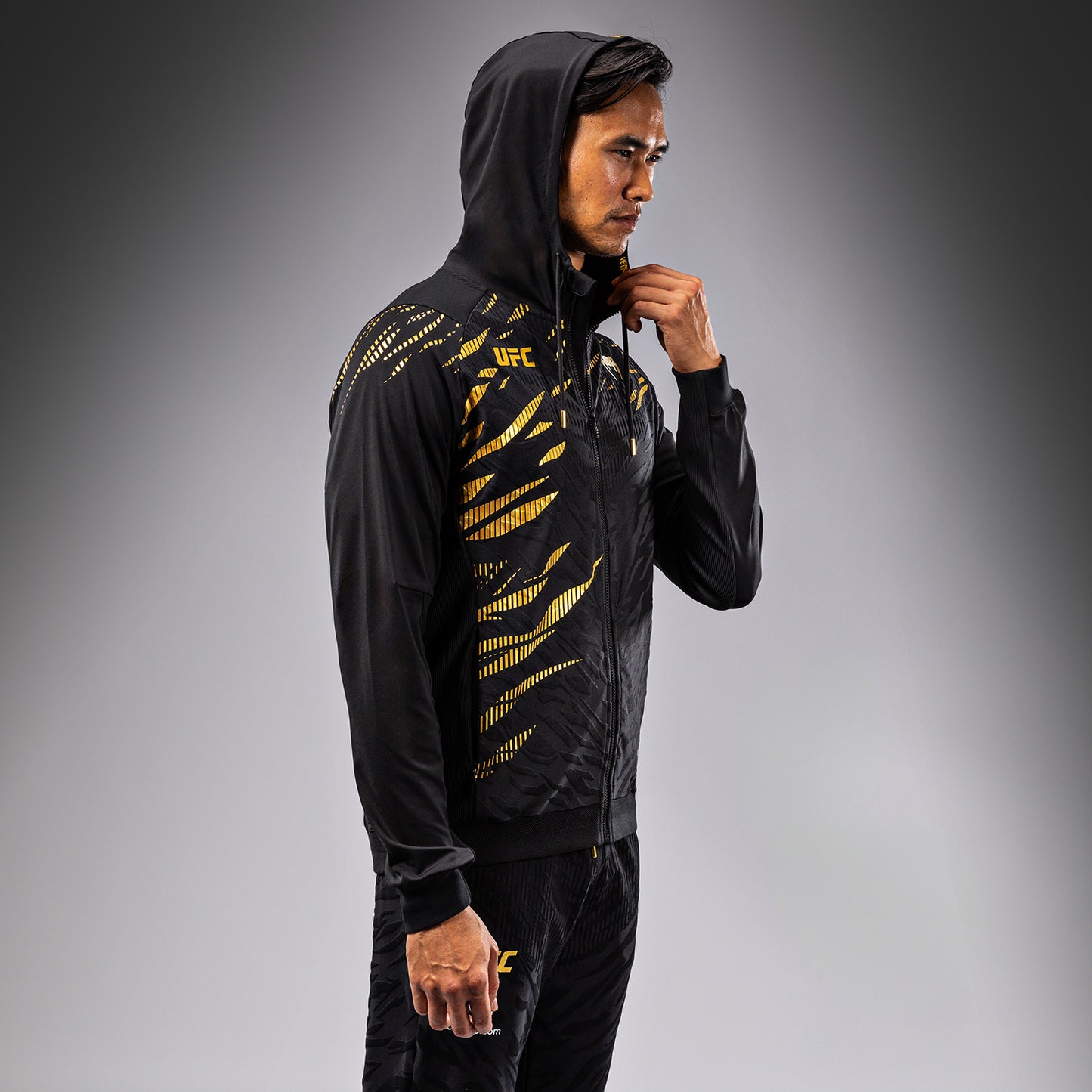UFC Fusion by Venum Authentic Fight Night 남성용 워크아웃 후디 – 챔피언