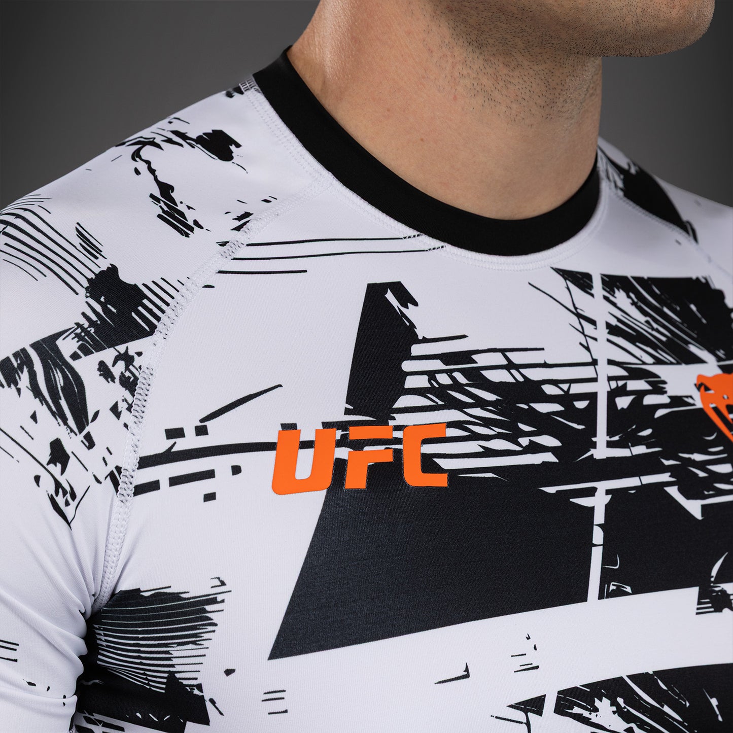 남성용 UFC Zenith by Venum 화이트 오센틱 파이트 위크 퍼포먼스 반팔 래쉬가드