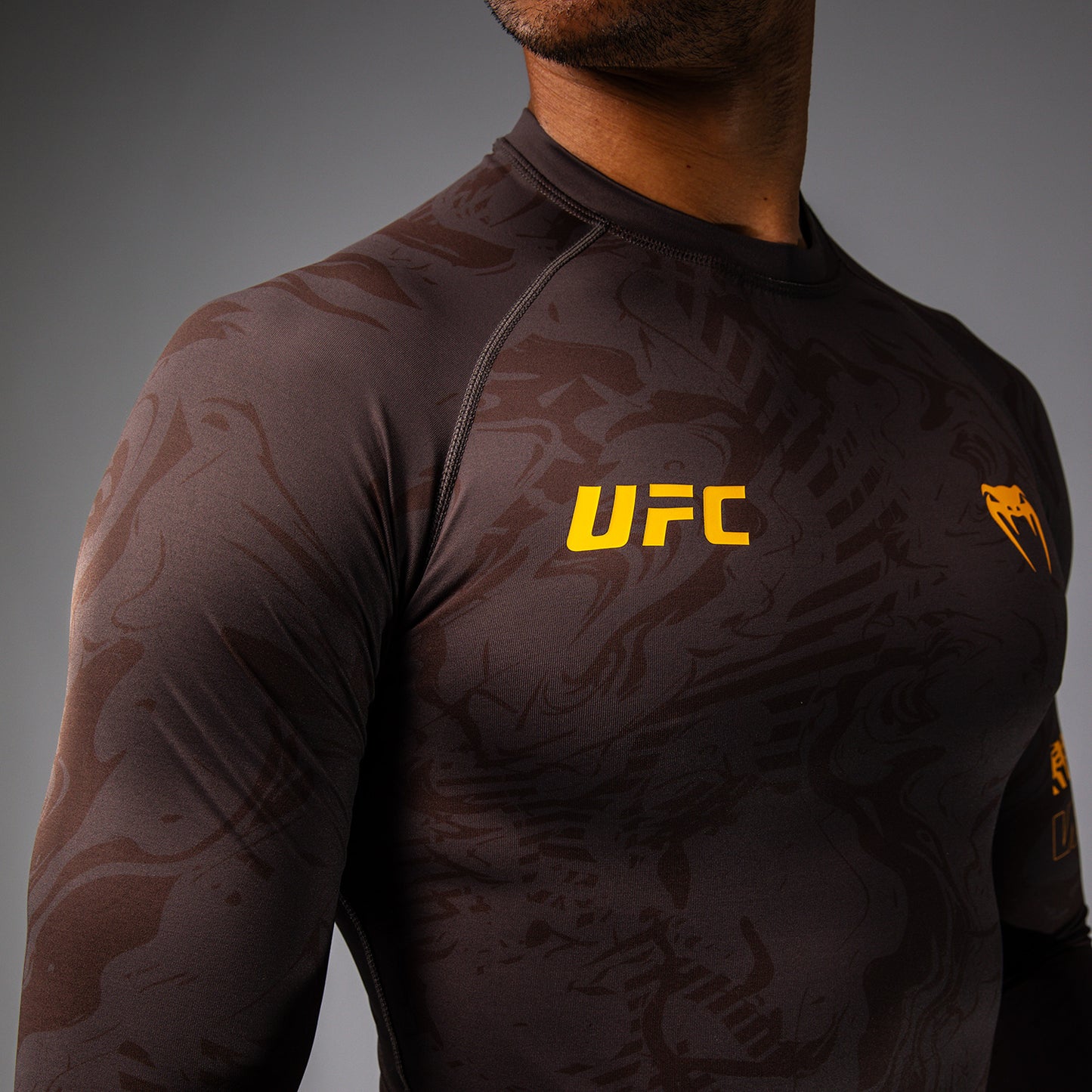 UFC Fusion by Venum Fight Week 남성용 퍼포먼스 긴팔 래쉬가드 – 어던 브라운