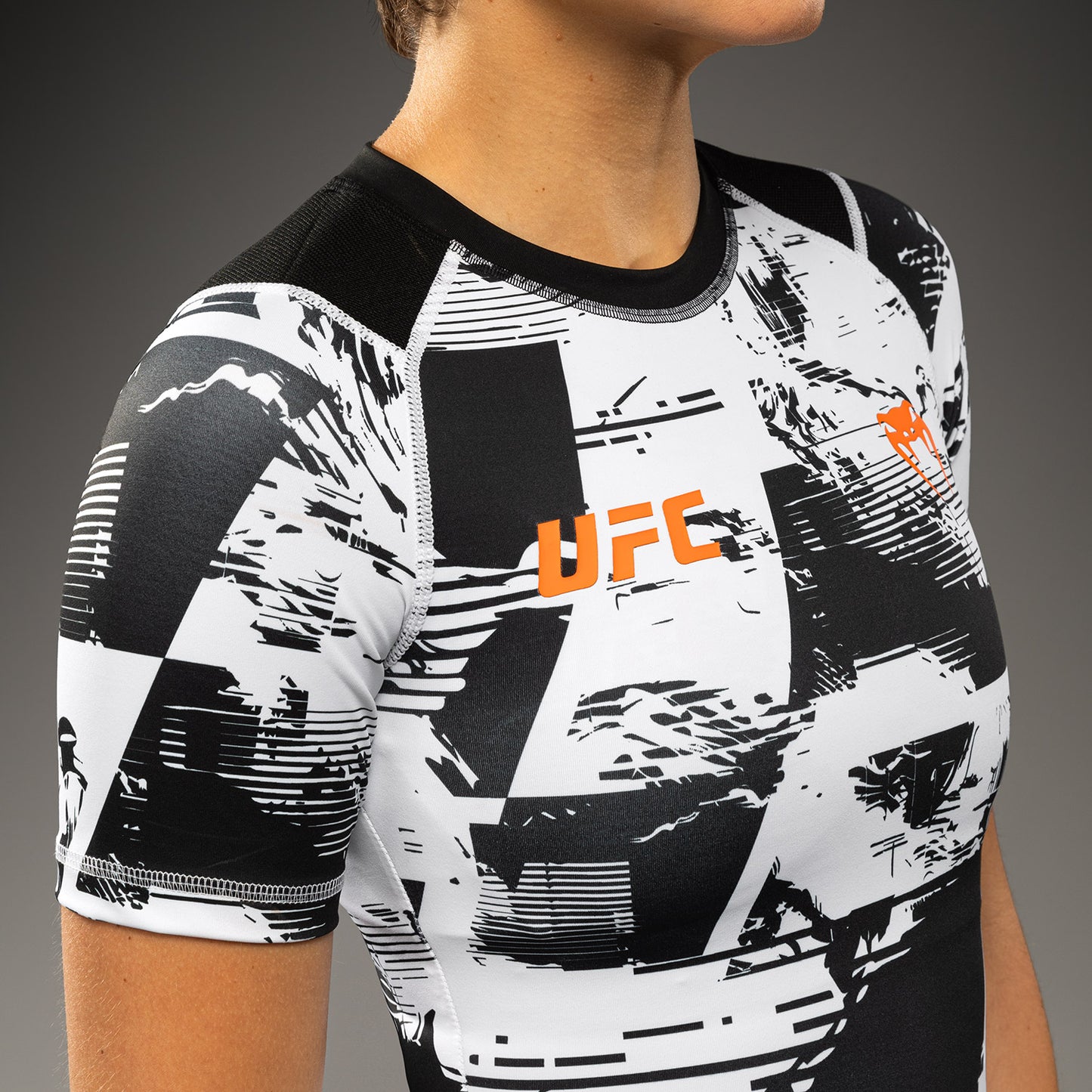 Women’s UFC Zenith by Venum 화이트 퍼포먼스 반팔 래쉬가드