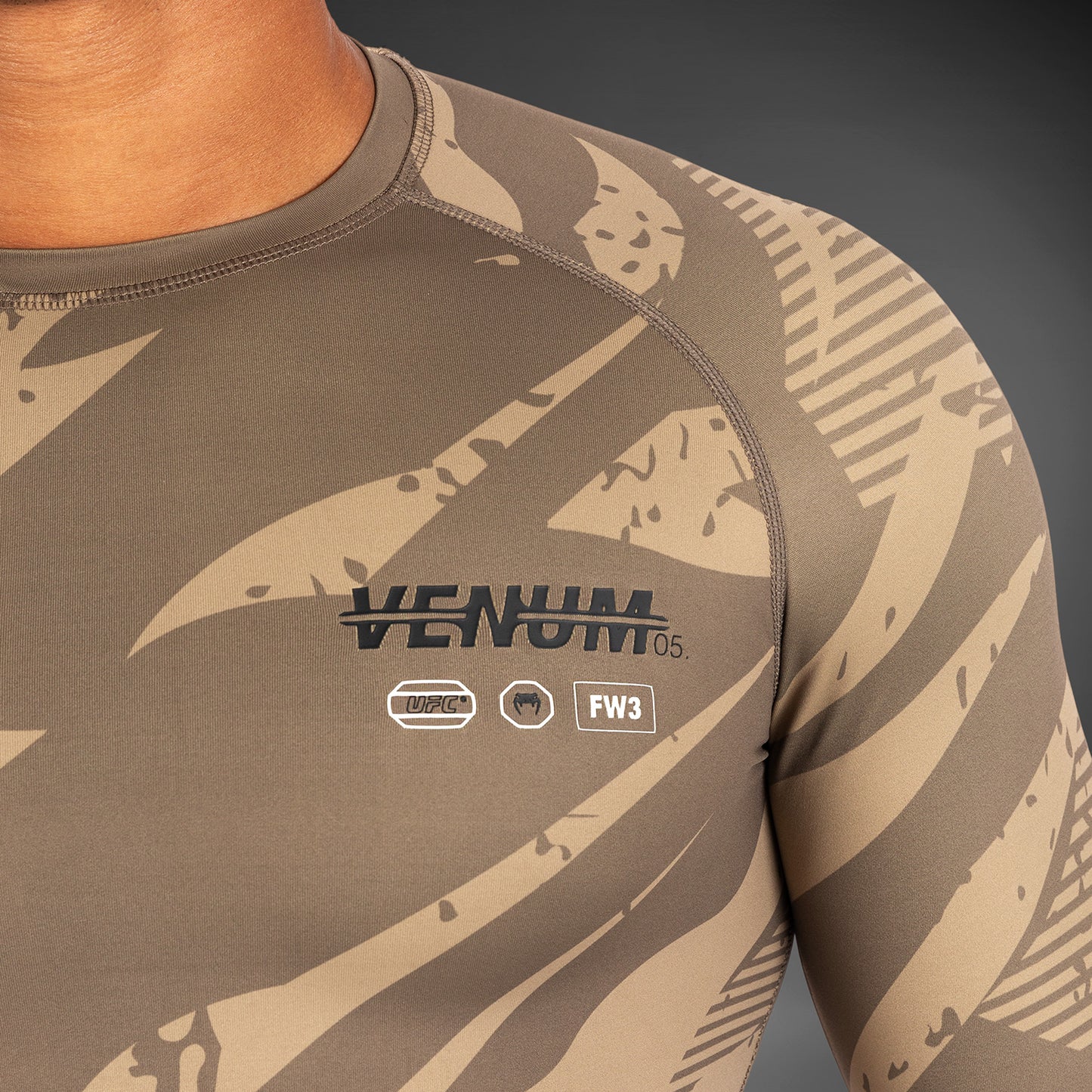 UFC Adrenaline by Venum Fight Week 퍼포먼스 긴팔 래쉬가드 – 듄 카모