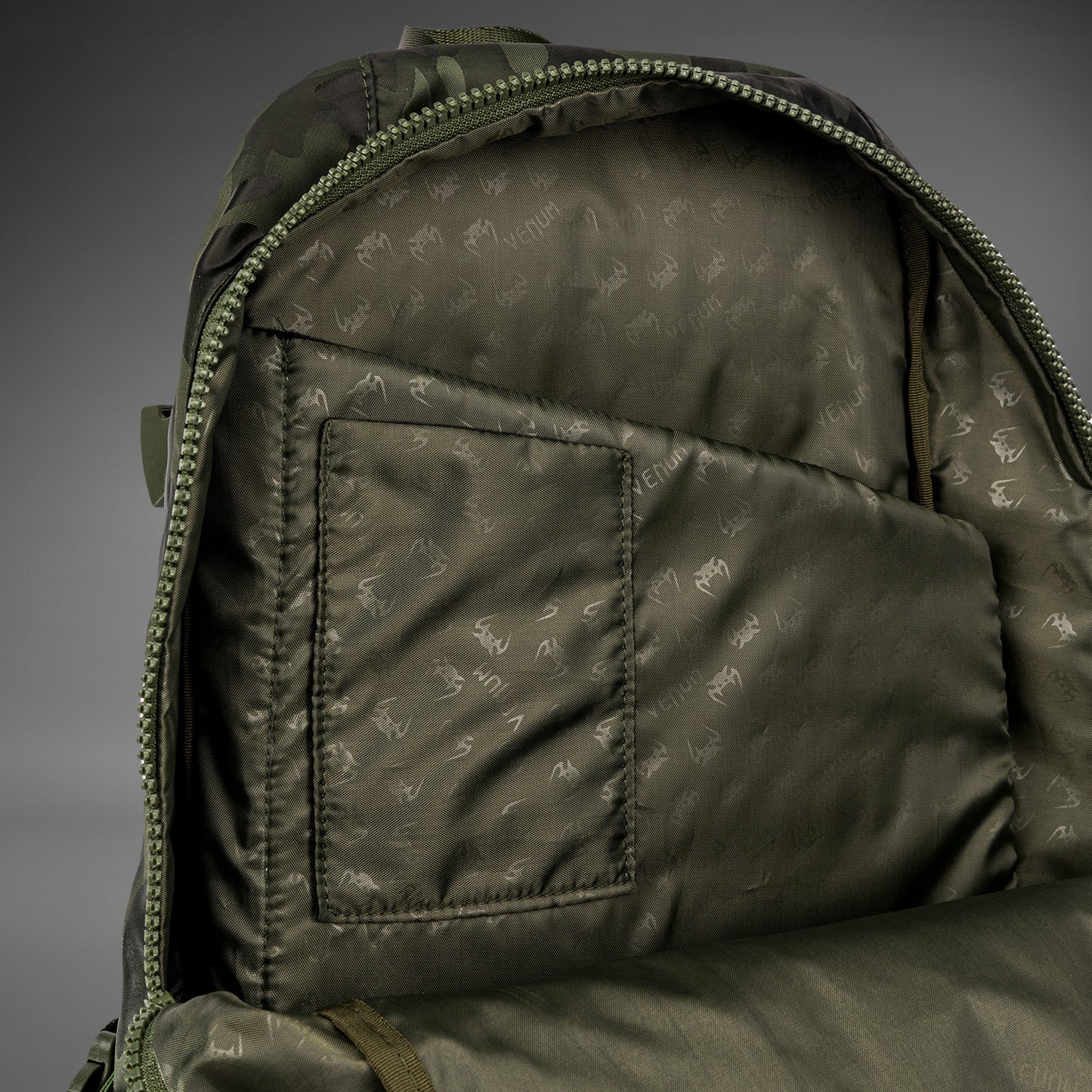 Venum Challenger Pro 백팩 (20-25L) – 카키/카모