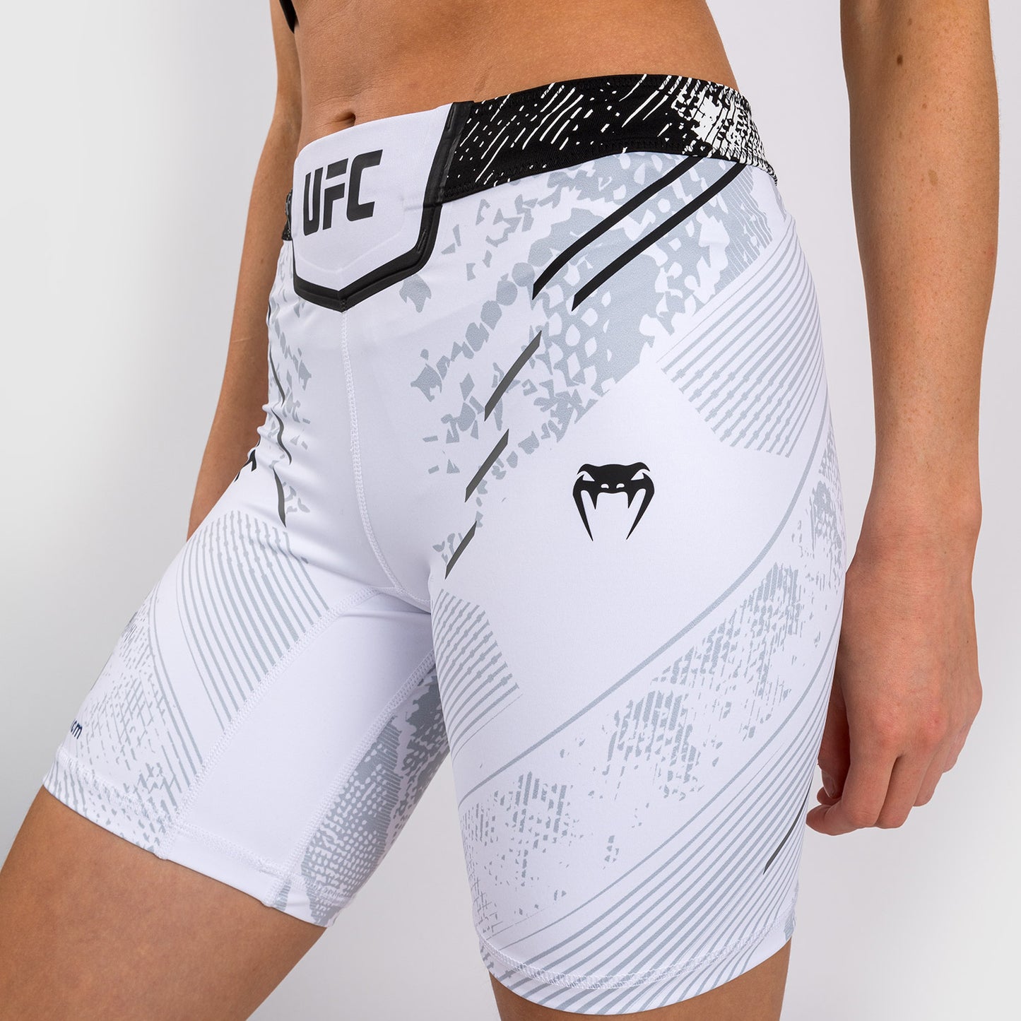 UFC Adrenaline by Venum 여성용 발리 투도 쇼츠 – 롱 핏 – 화이트