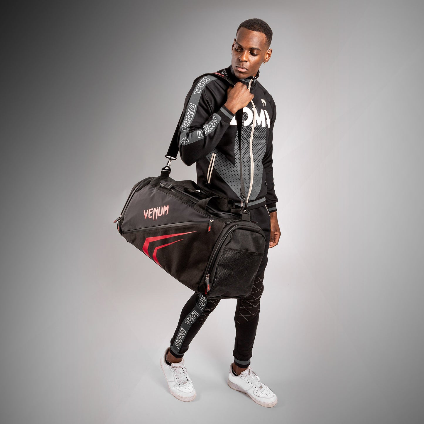 Venum Trainer Lite Evo 스포츠백 (48L) – 블랙/레드
