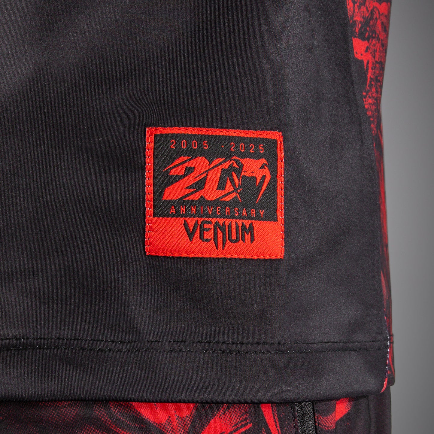 Venum 20주년 드라이 테크 티셔츠 – 블랙/레드