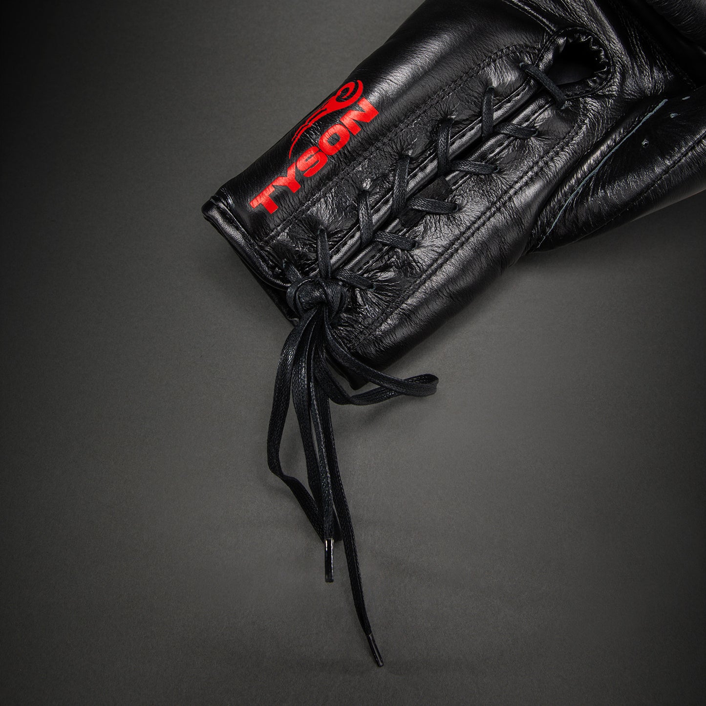 Venum Giant 2.0 Mike Tyson Pro 복싱 글러브 레이스 포함 – 블랙/레드