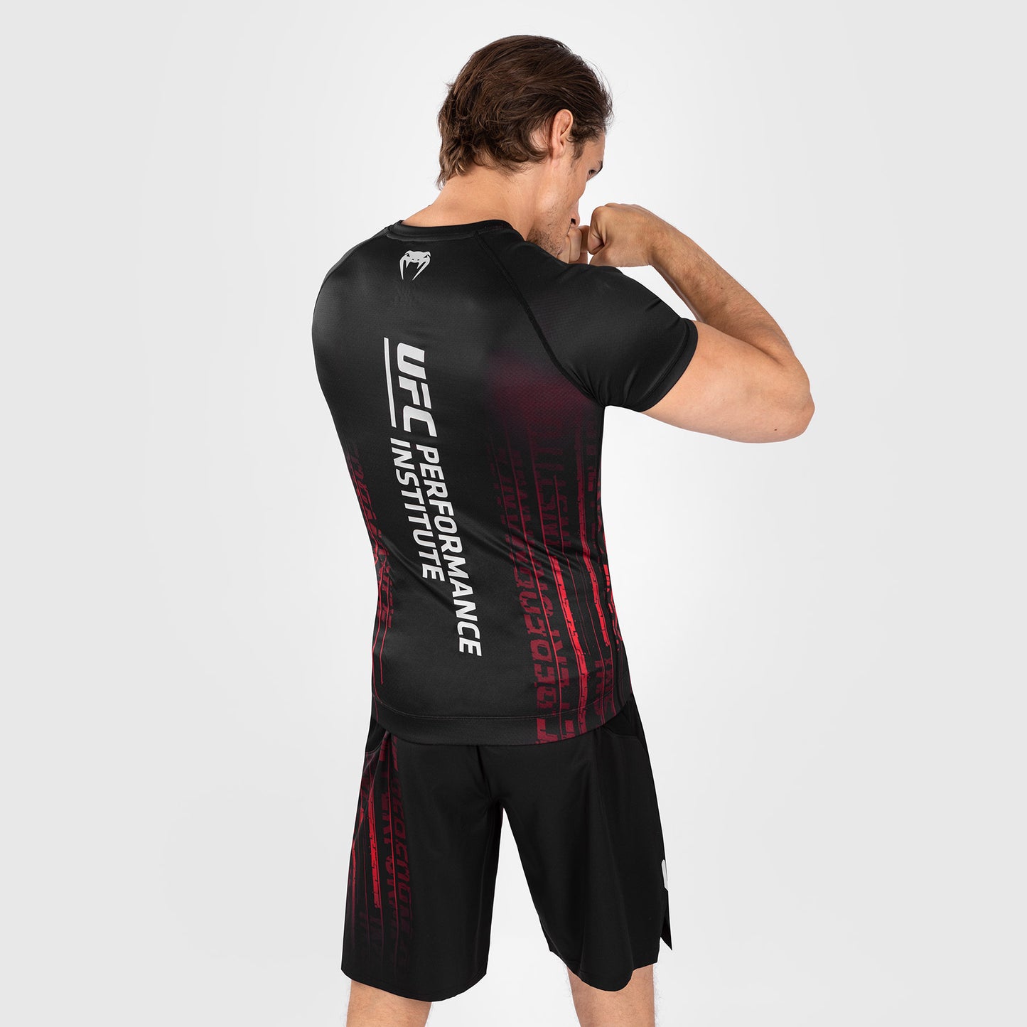 UFC Venum Performance Institute 2.0 남성용 반팔 래쉬가드 – 블랙/레드