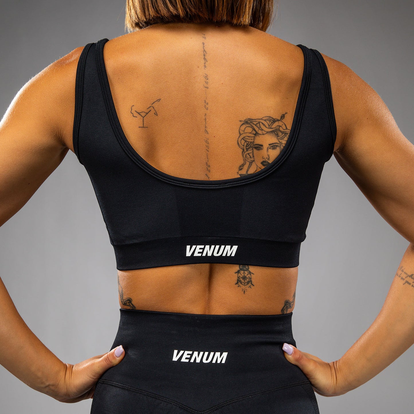 Venum Sculpt 롱 스포츠 브라 – 블랙/화이트