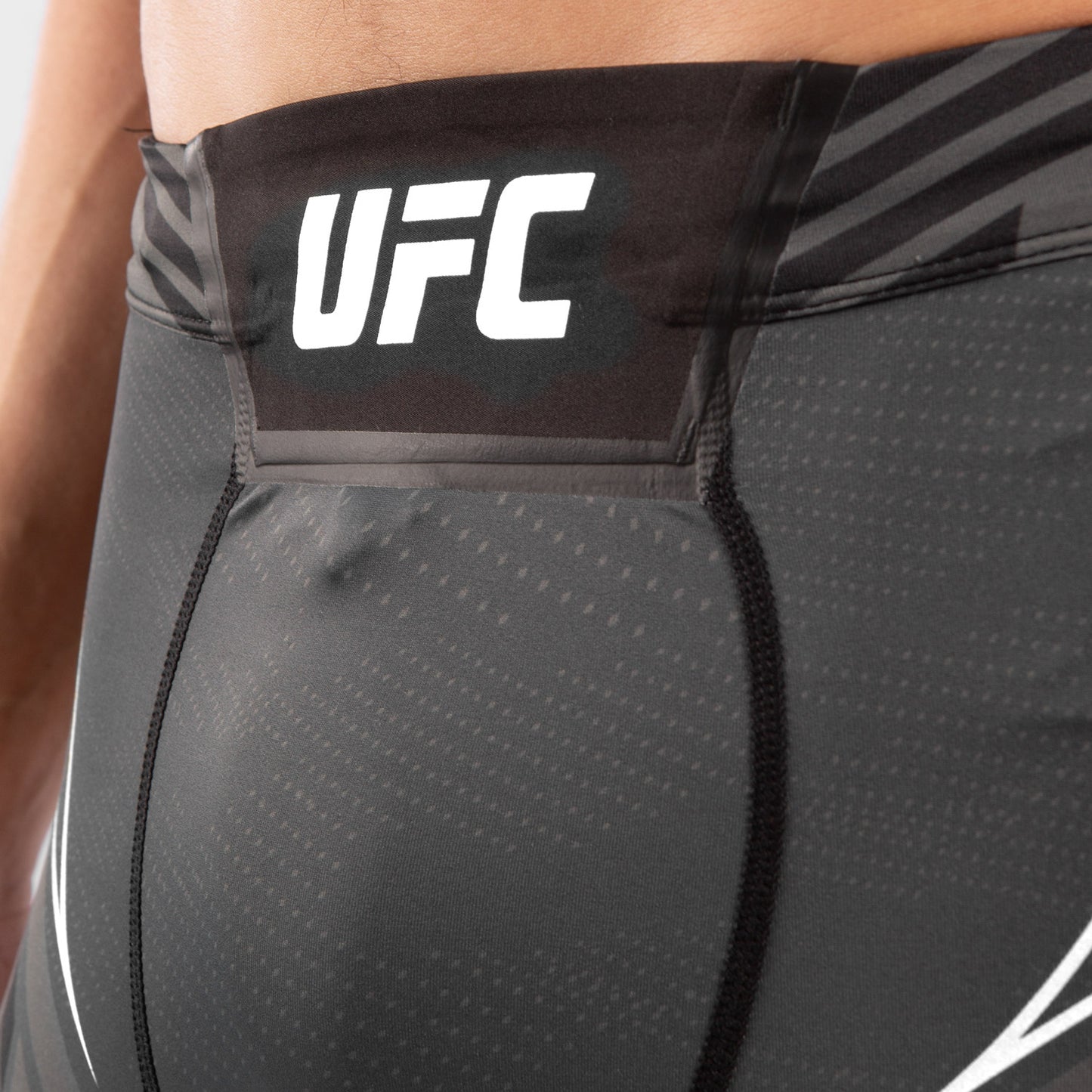 Venum UFC Authentic Fight Night 남성 컴프레션 쇼츠 – 블랙