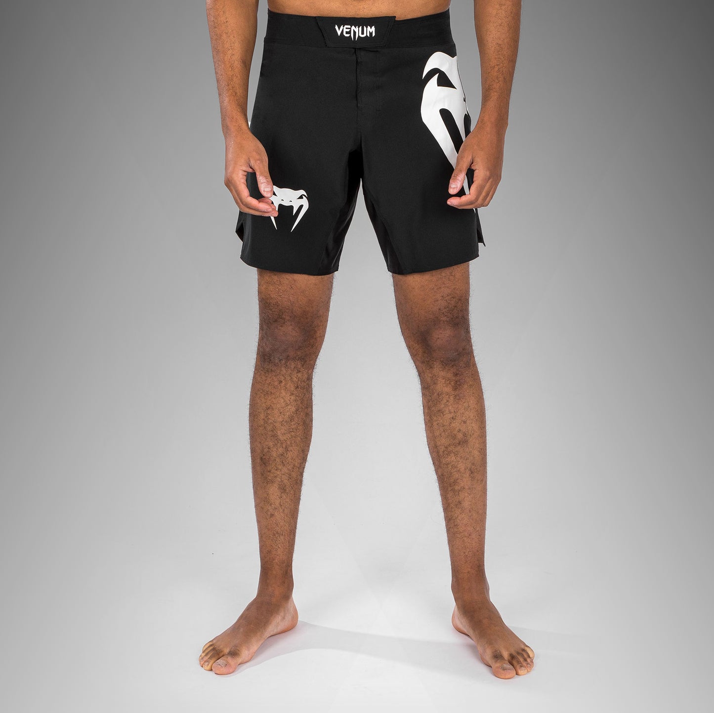 Venum Light 5.0 파이트 쇼츠 – 블랙/화이트