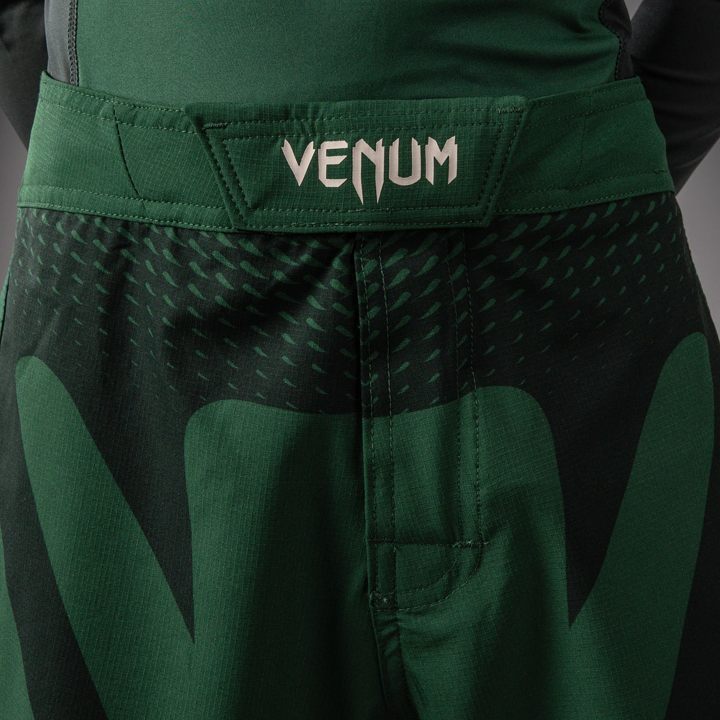 Venum Attack 키즈용 파이트 쇼츠 – 포레스트 그린/오프 화이트