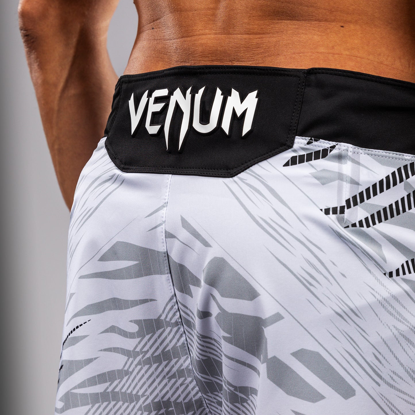 UFC Fusion by Venum Authentic Fight Night 남성용 파이트 쇼츠 – 숏 핏 – 화이트